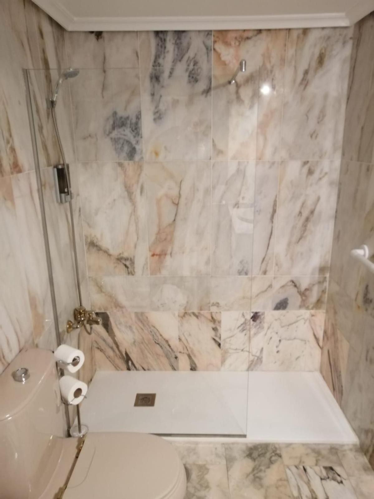 Double Room with Private Bathroom - Photo 2