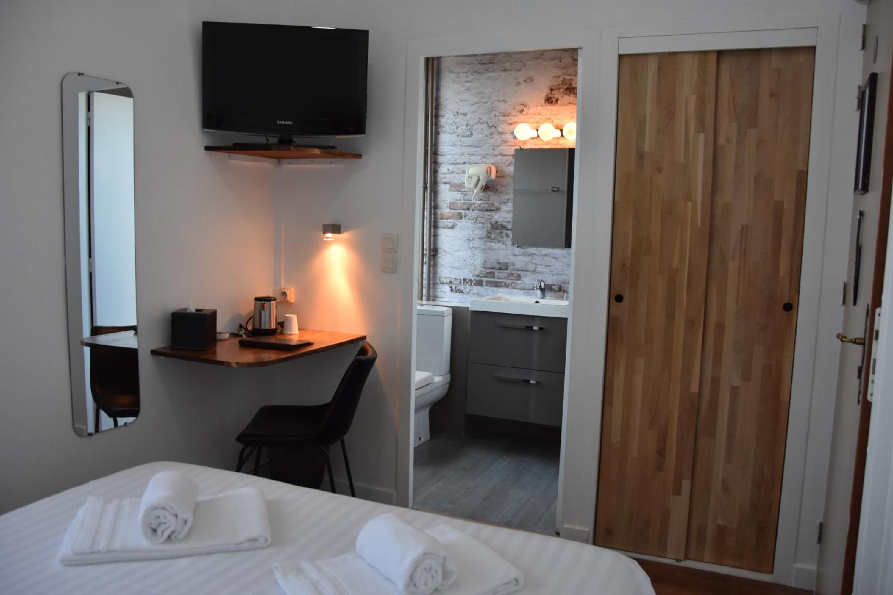 Standard Double Room - Photo 6