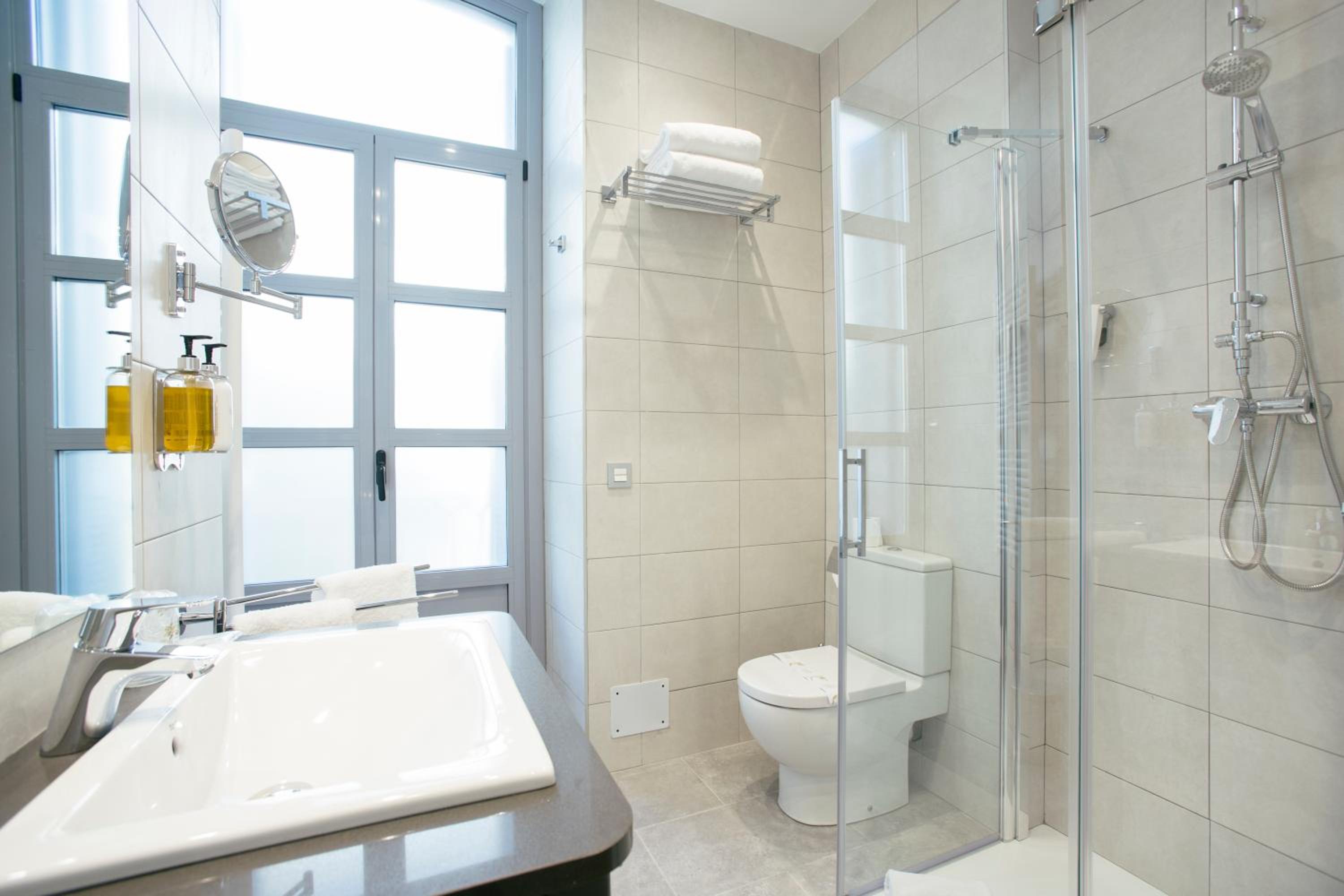 Double or Twin Room with City View photo 2