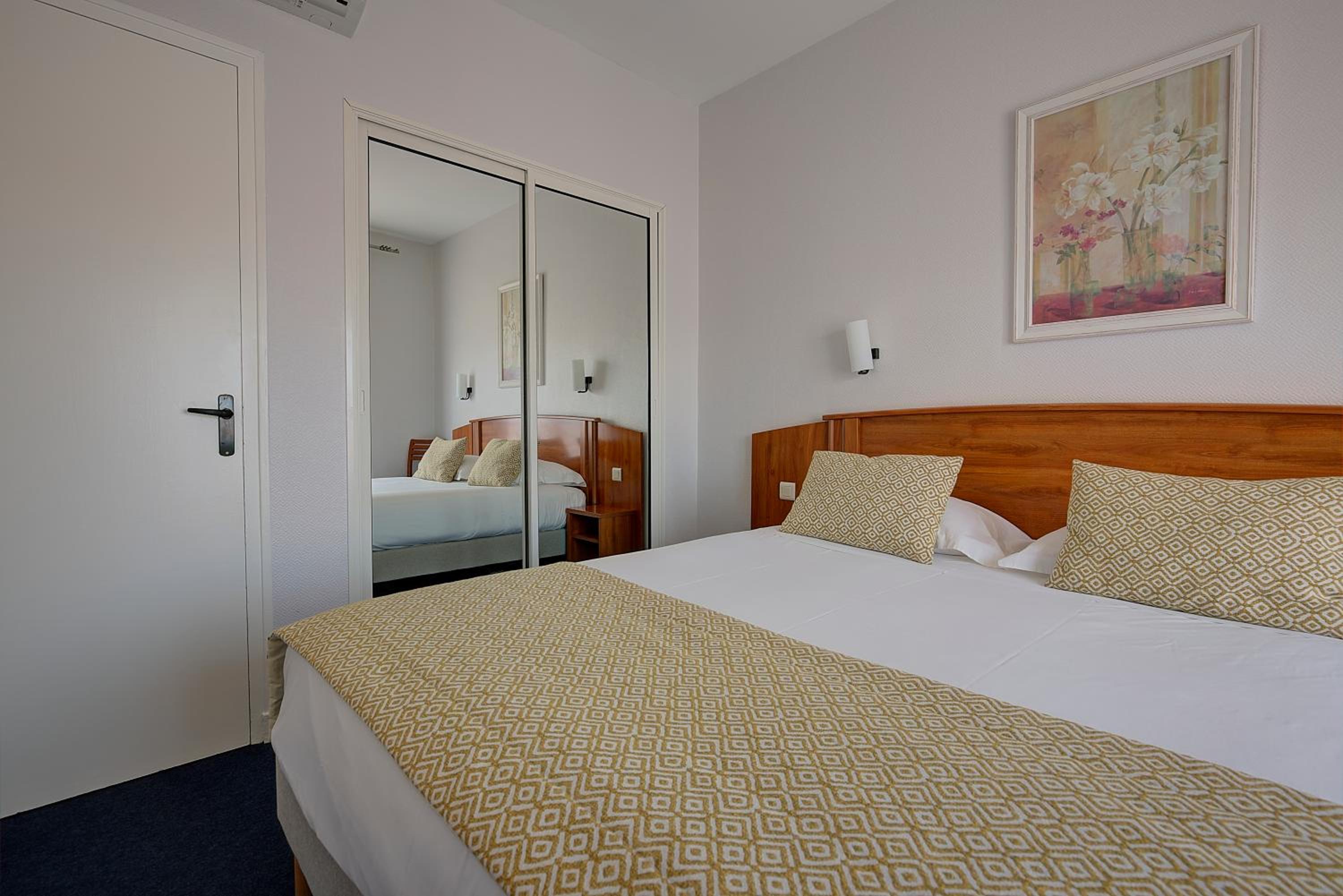 Standard Double Room - Photo 9
