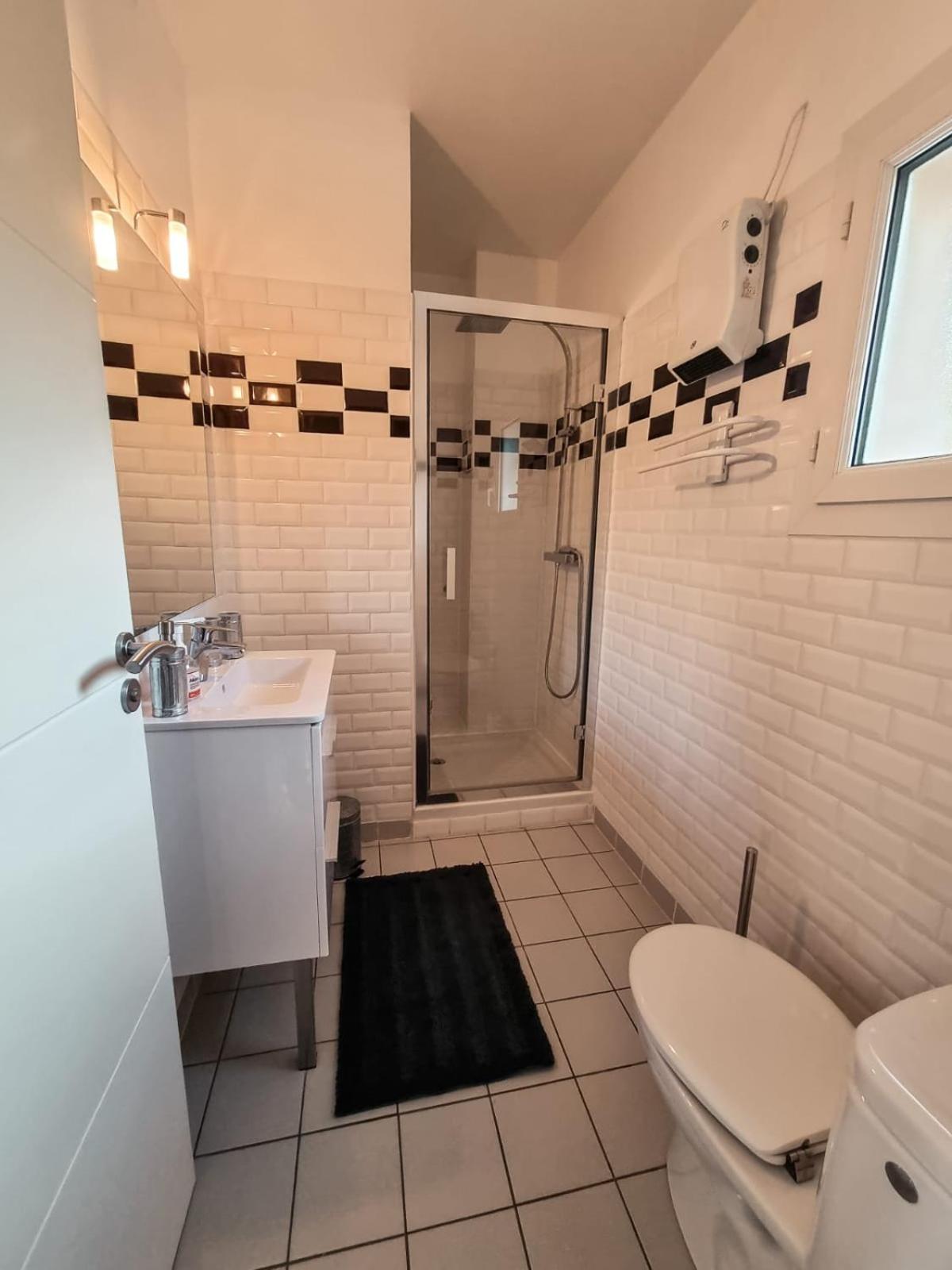 Double Room with Balcony - Photo 8