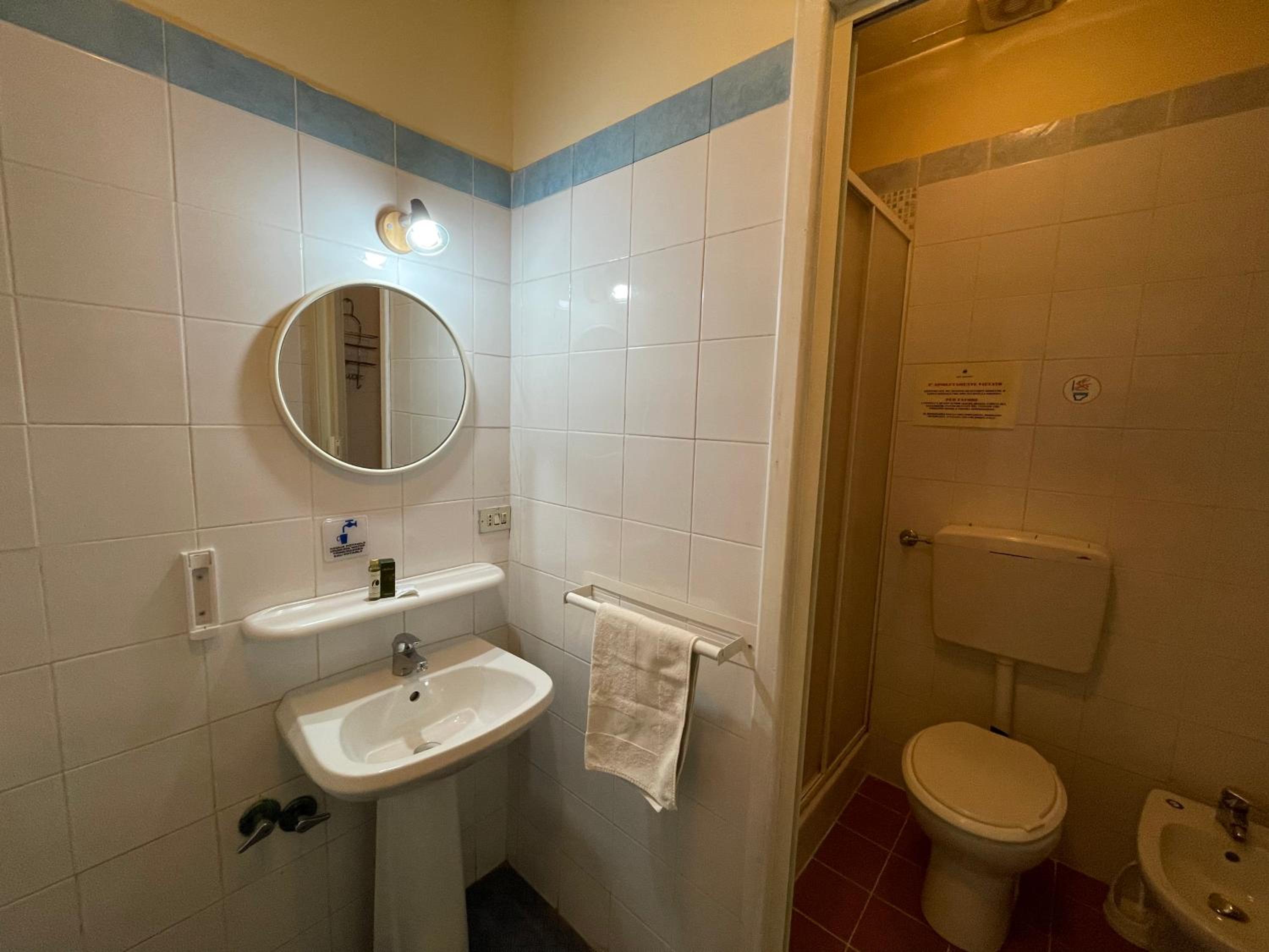 Single Room with Private Bathroom photo 3