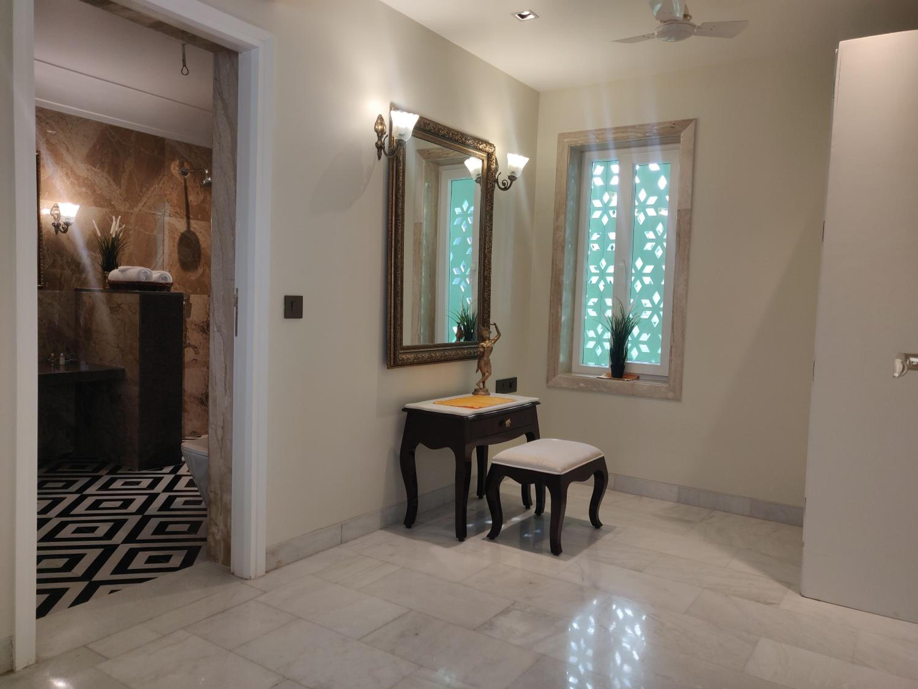 Executive Suite - Photo 36