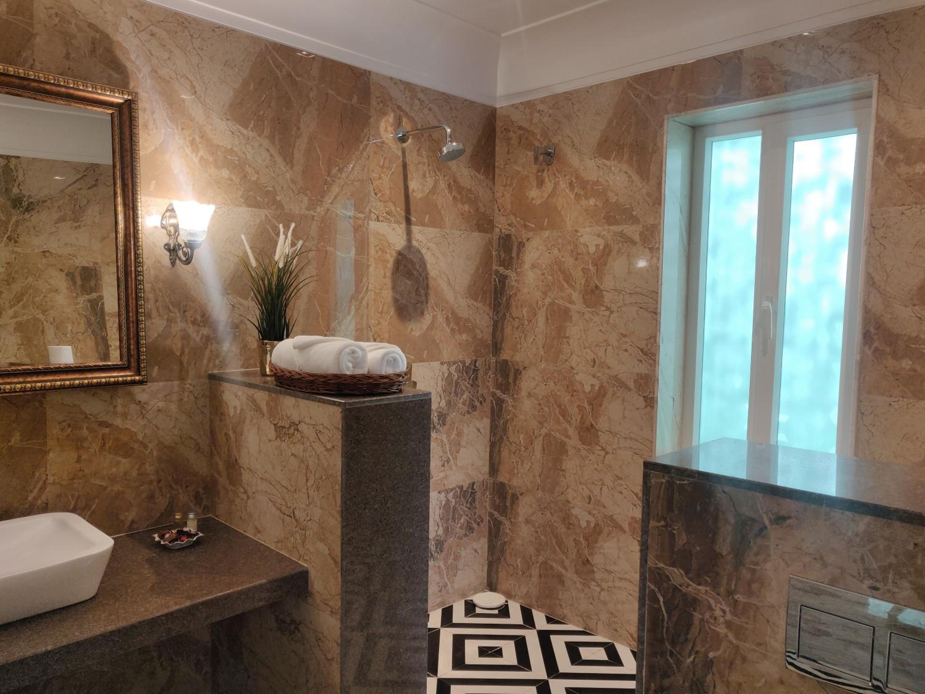 Executive Suite - Photo 37
