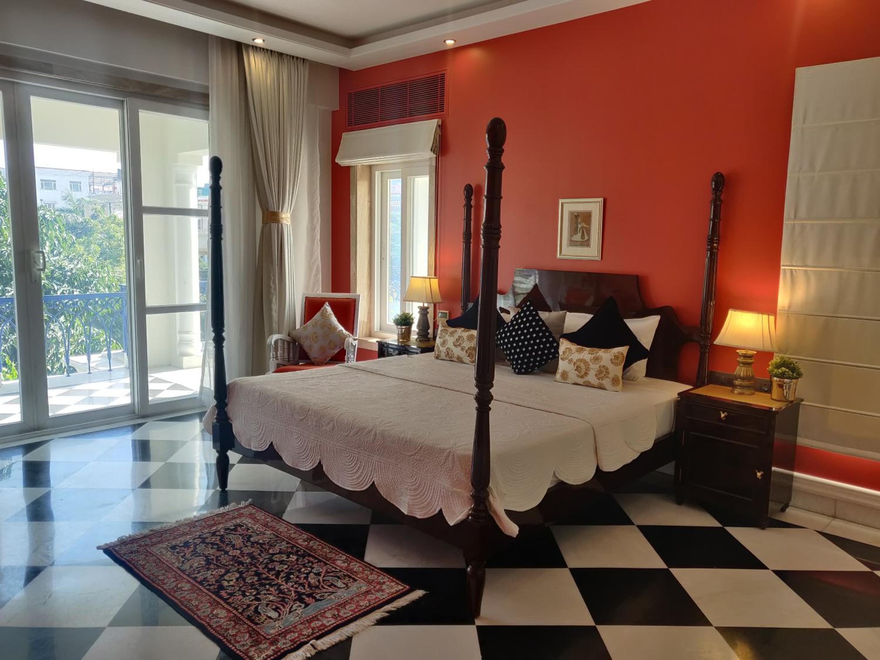 Executive Suite - Photo 35