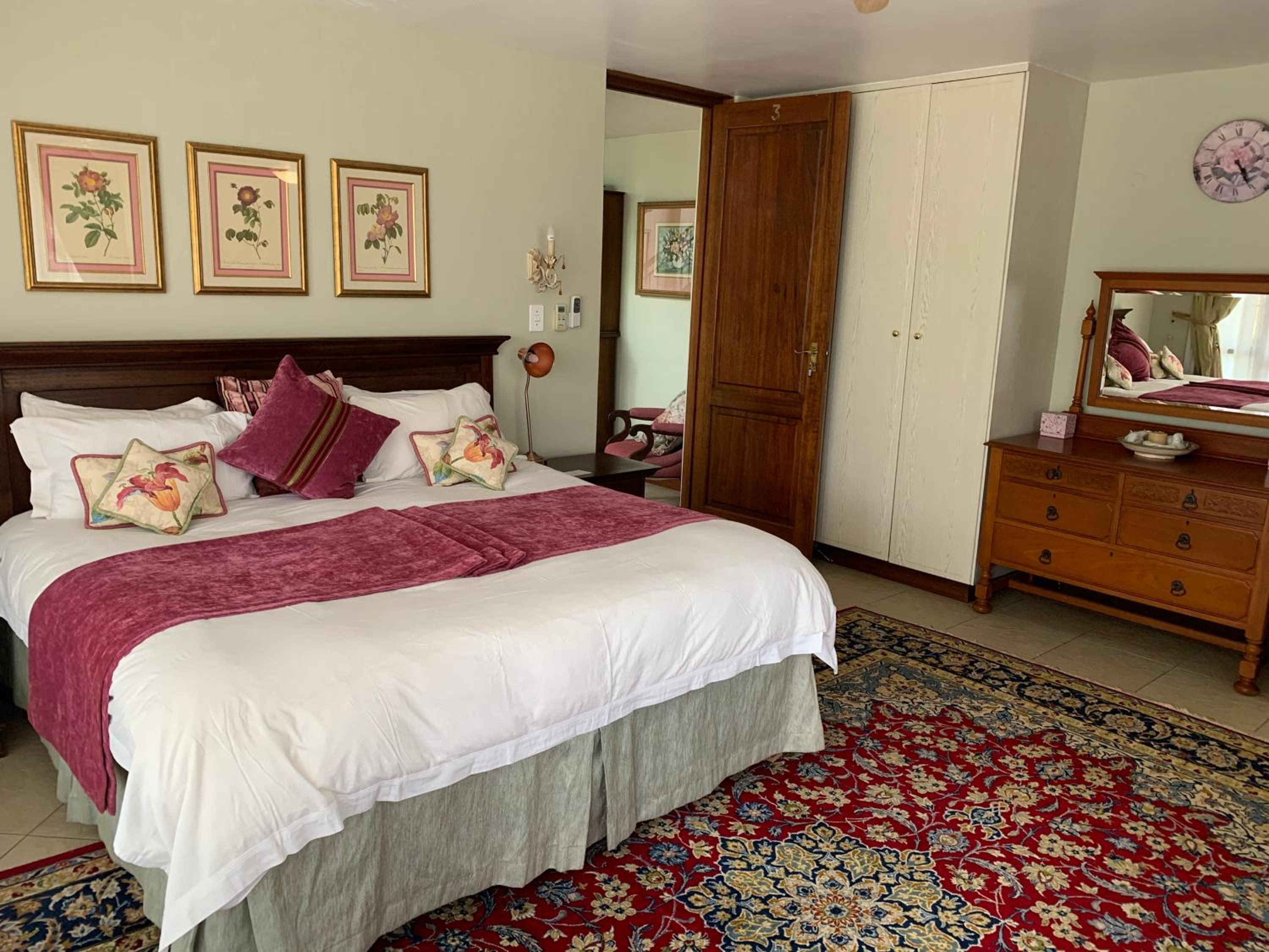 Deluxe Double Room with Bath - Photo 4