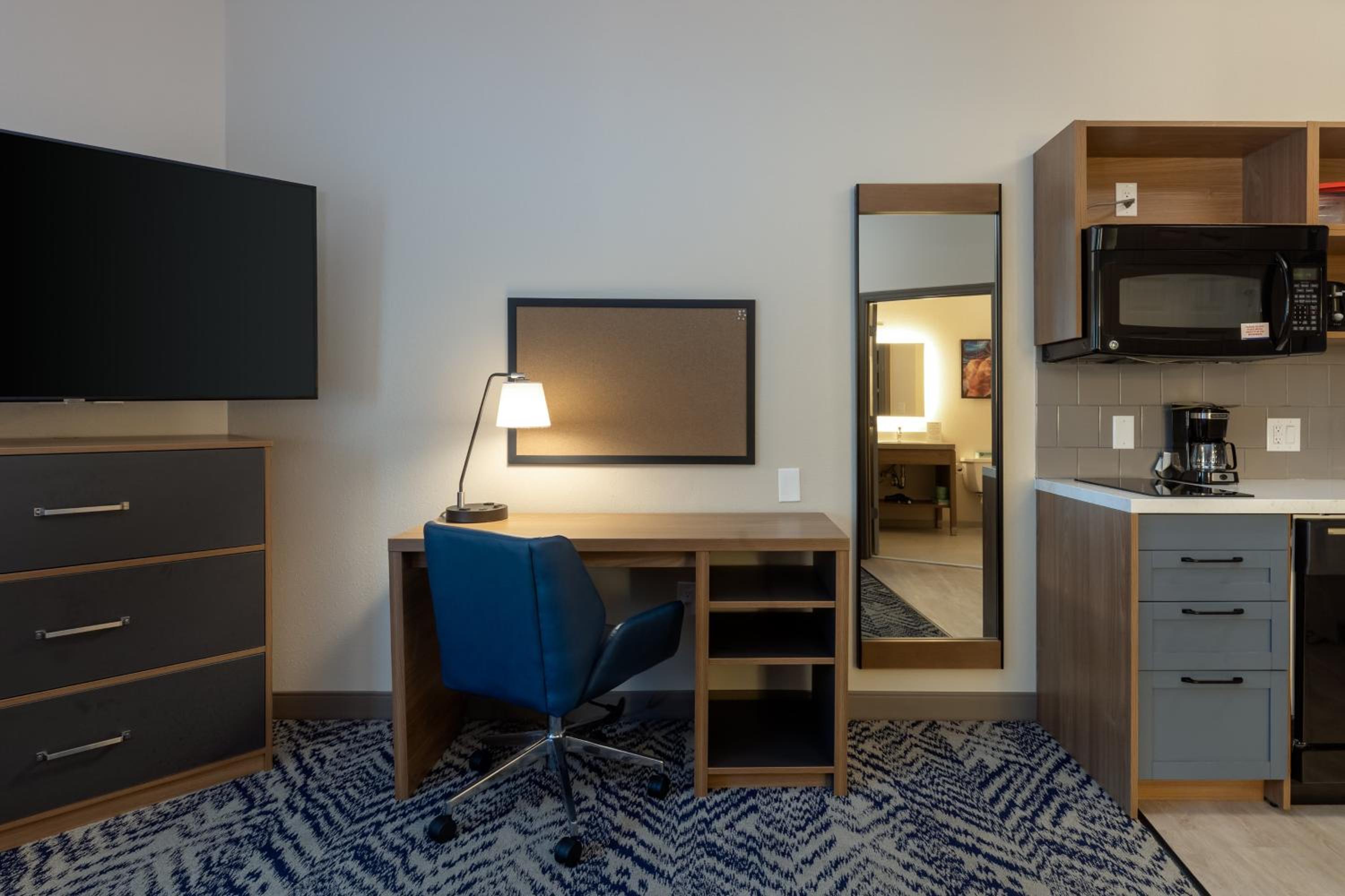 Queen Studio Suite - Photo 2