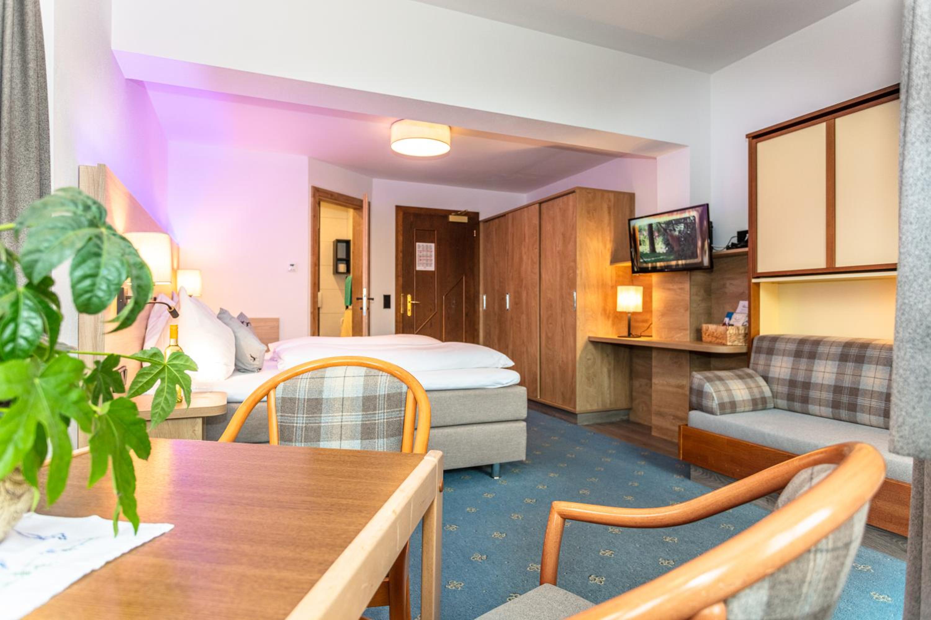 Double Room with Balcony - Photo 13