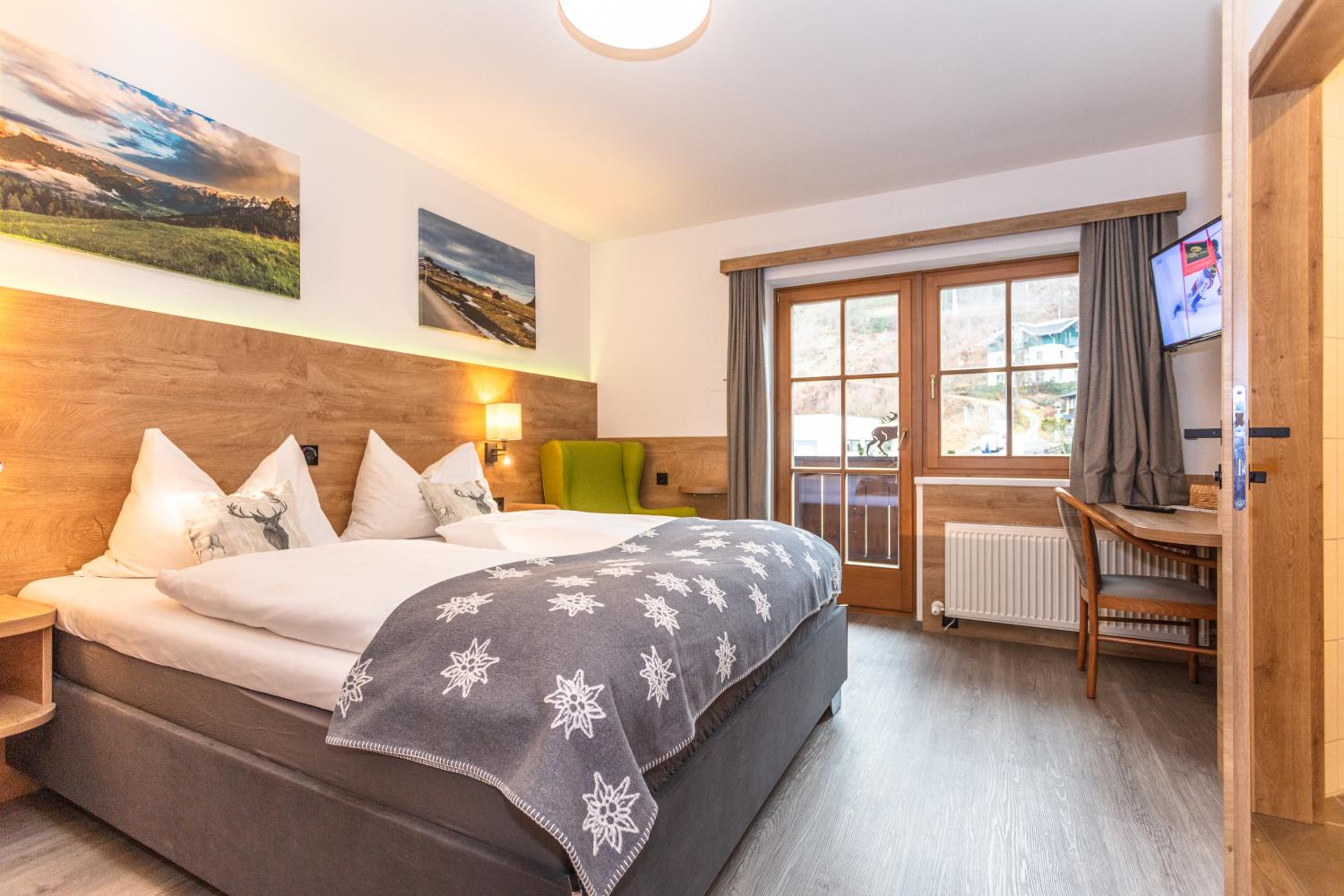Double Room with Balcony - Photo 11