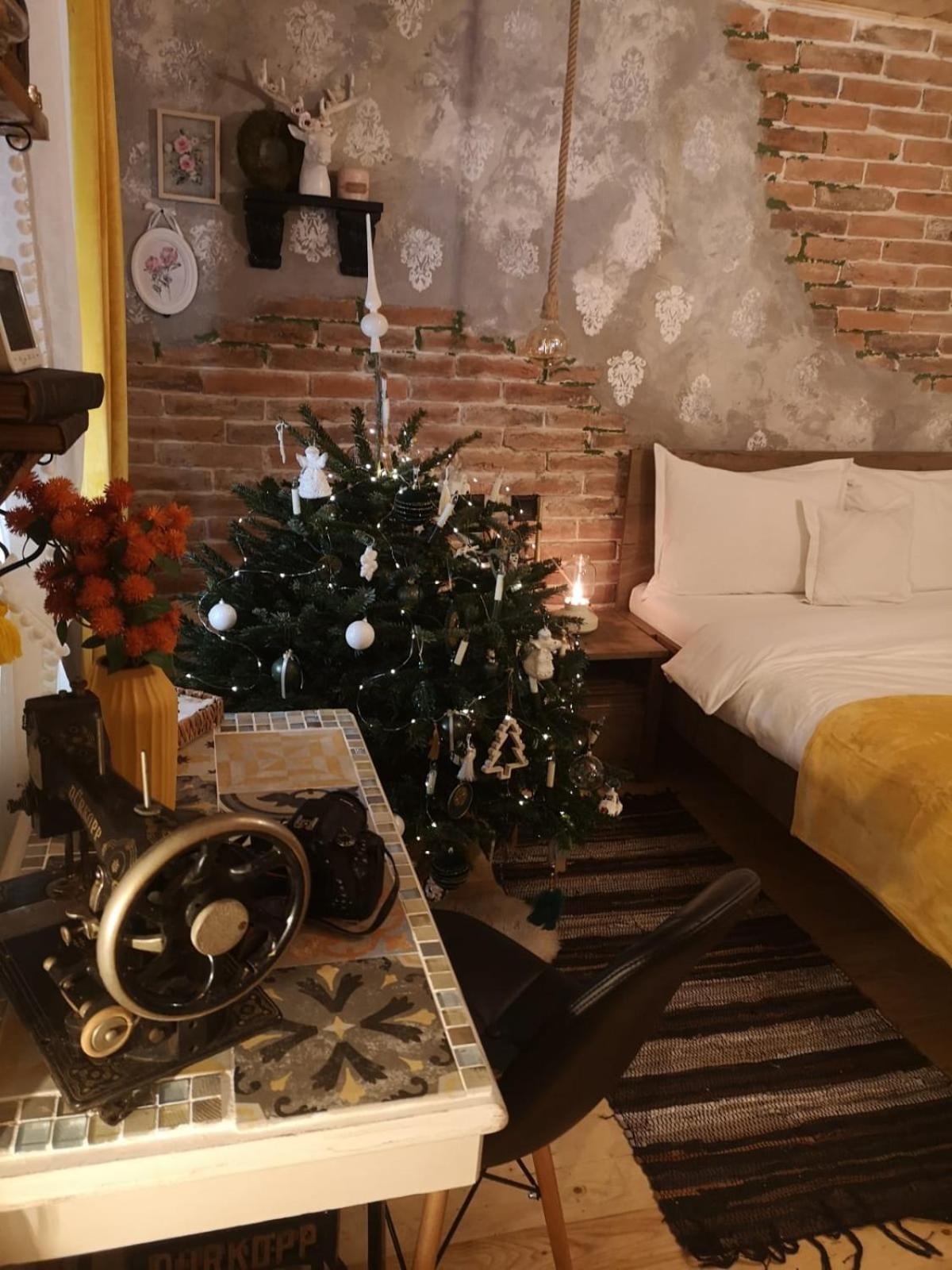 One-Bedroom House - Photo 66