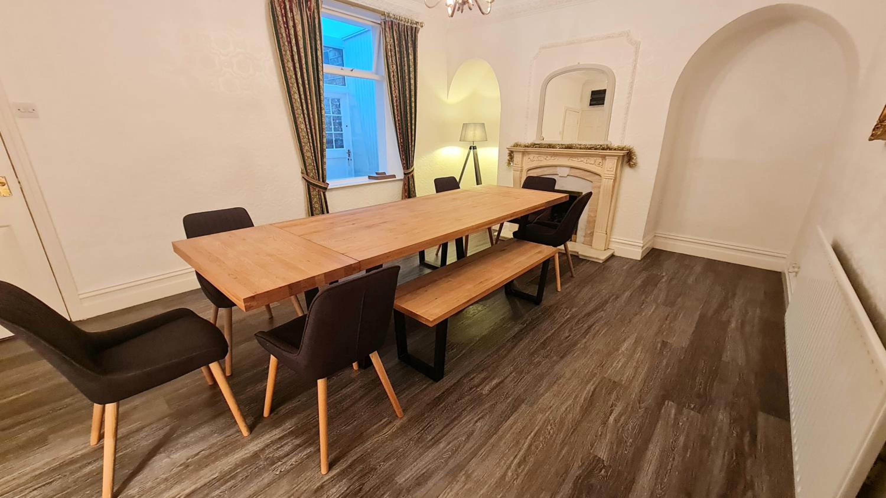 Seven-Bedroom House photo 2