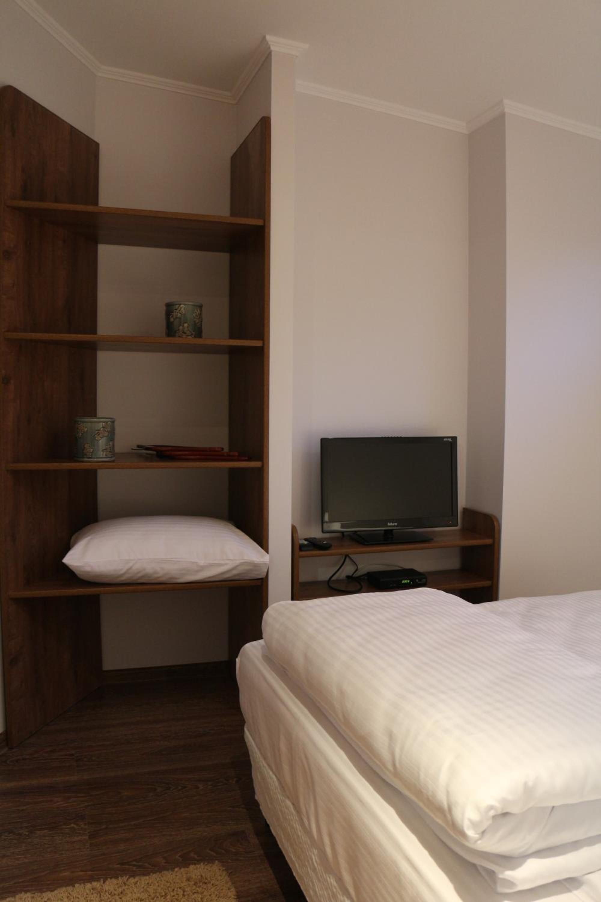 Budget Double Room photo 3