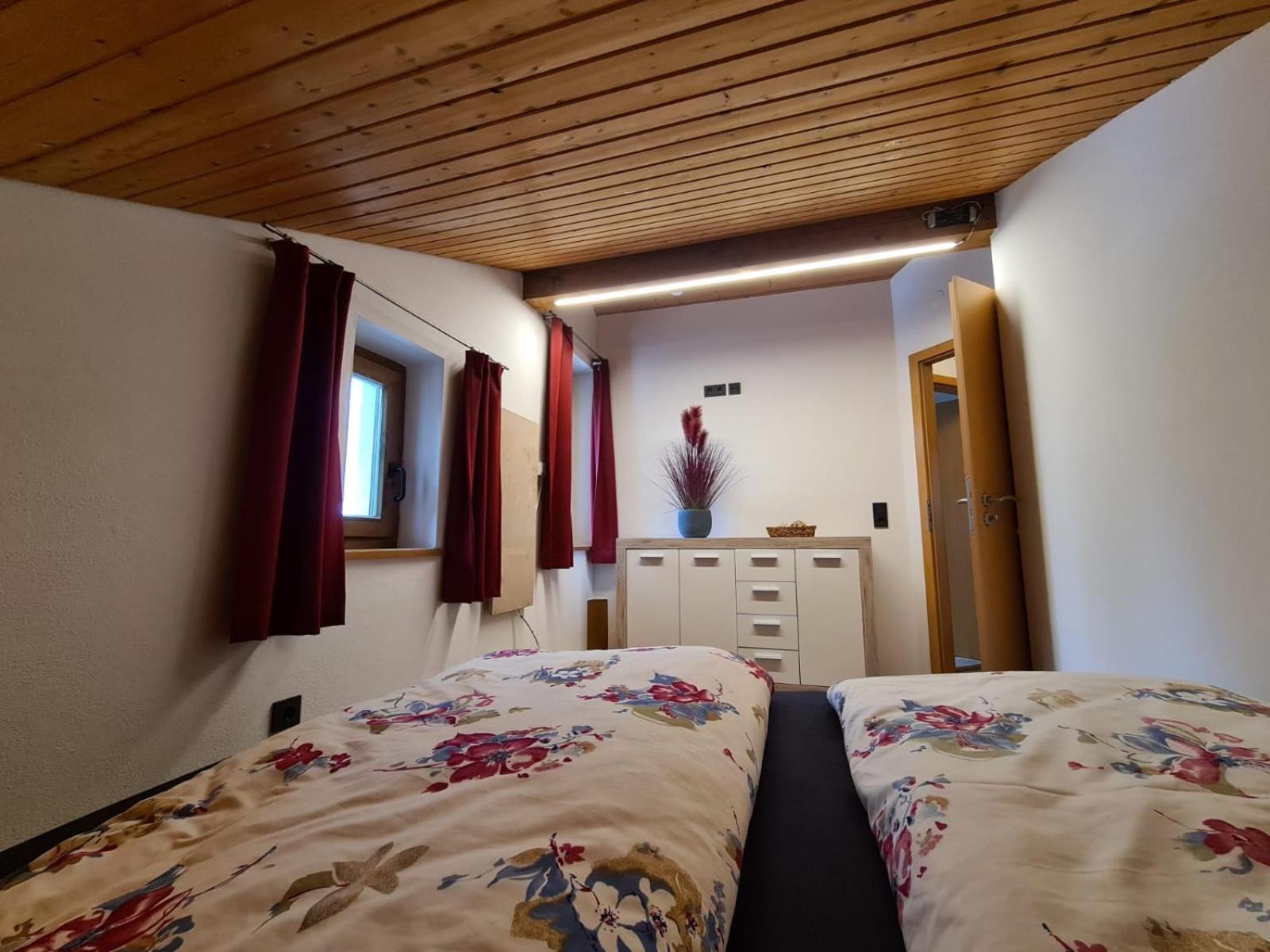 Five-Bedroom House photo 1