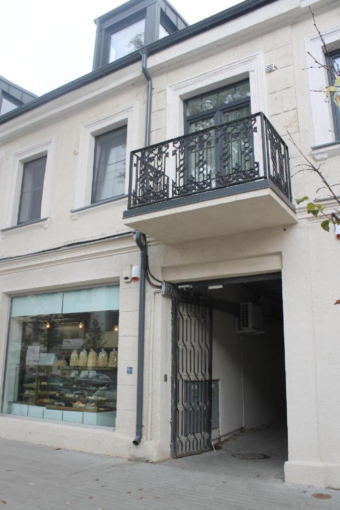 Apartment with Balcony - Photo 4