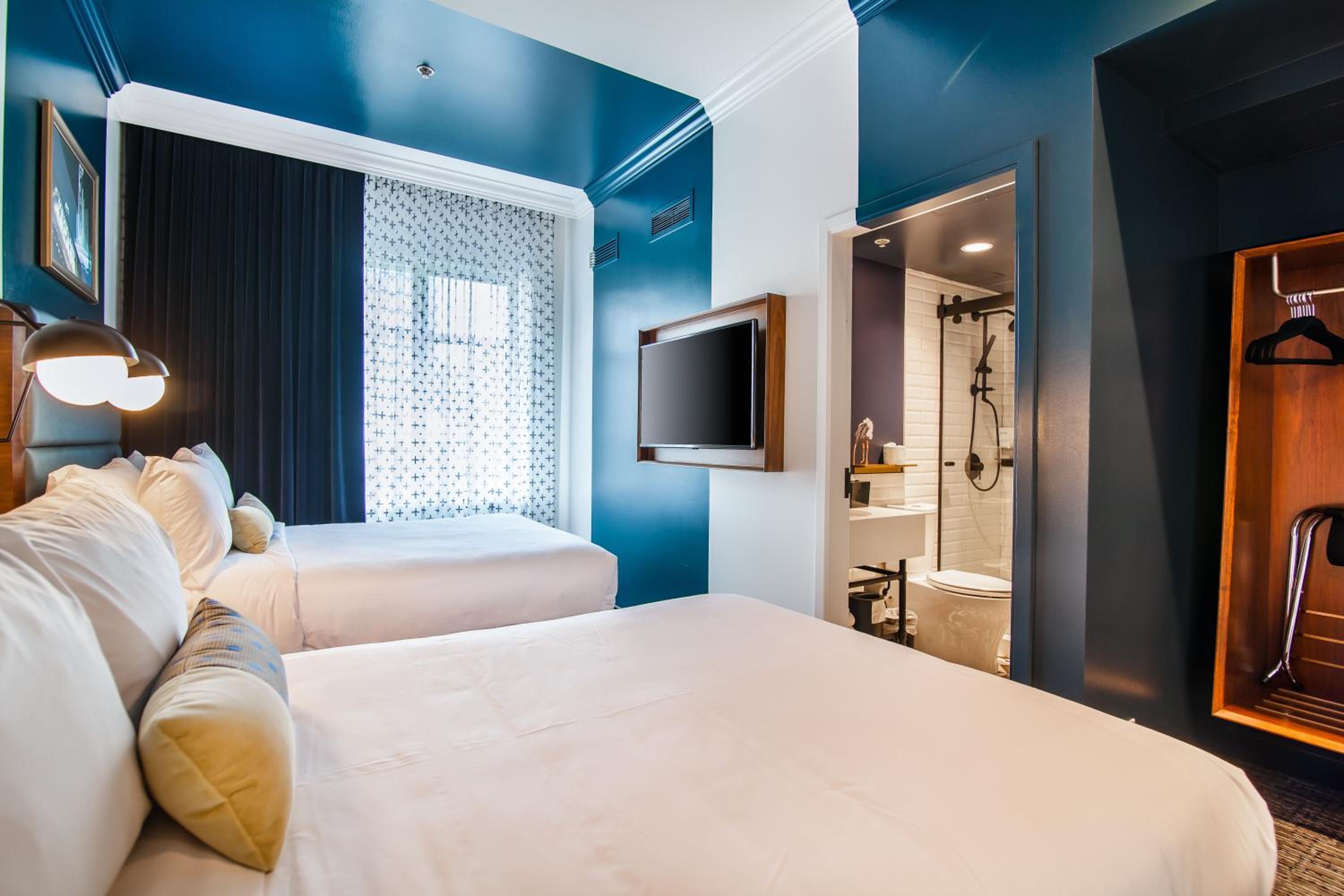 Classic Double Room with Two Double Beds and City View - Photo 2