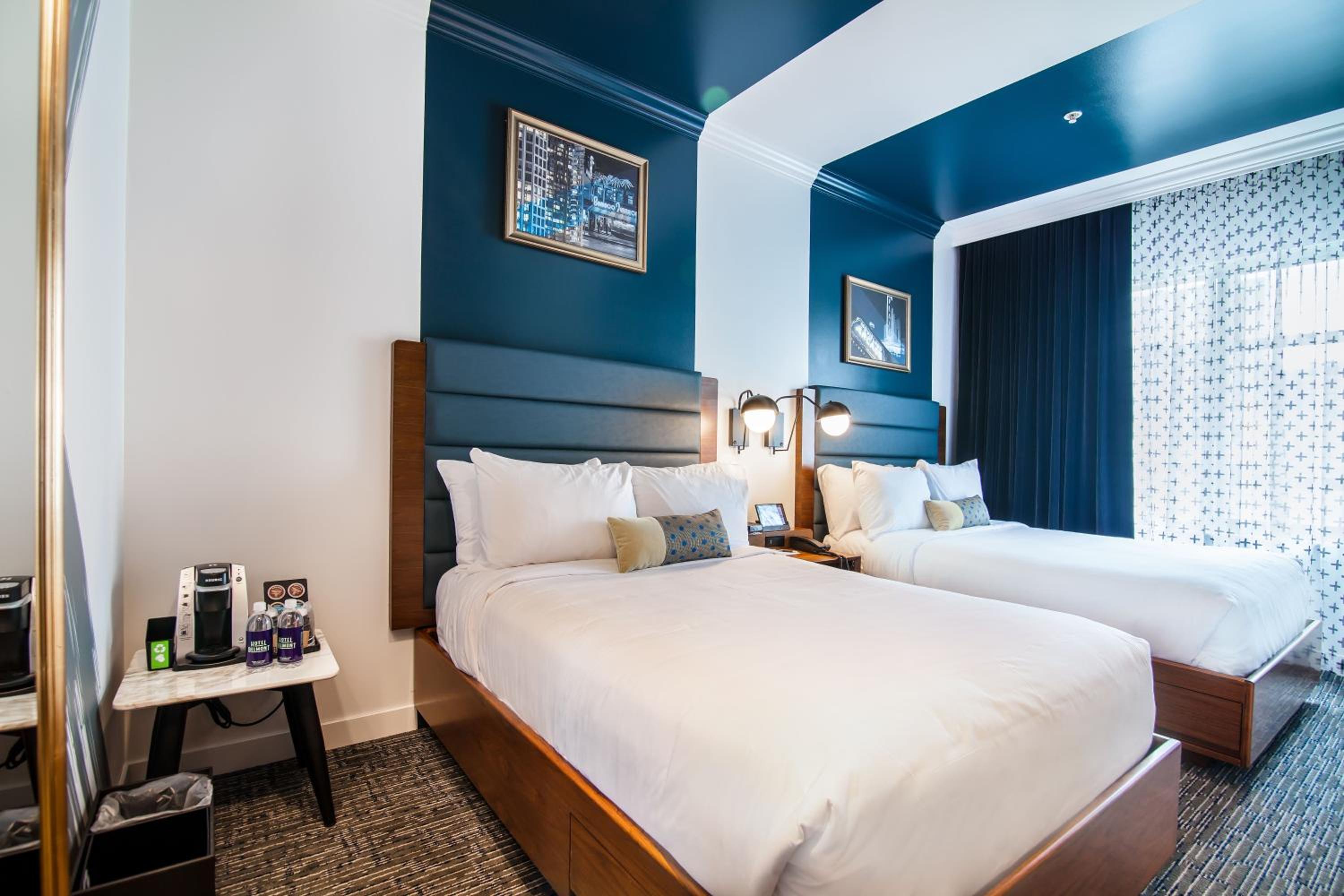 Classic Double Room with Two Double Beds and City View - Photo 4