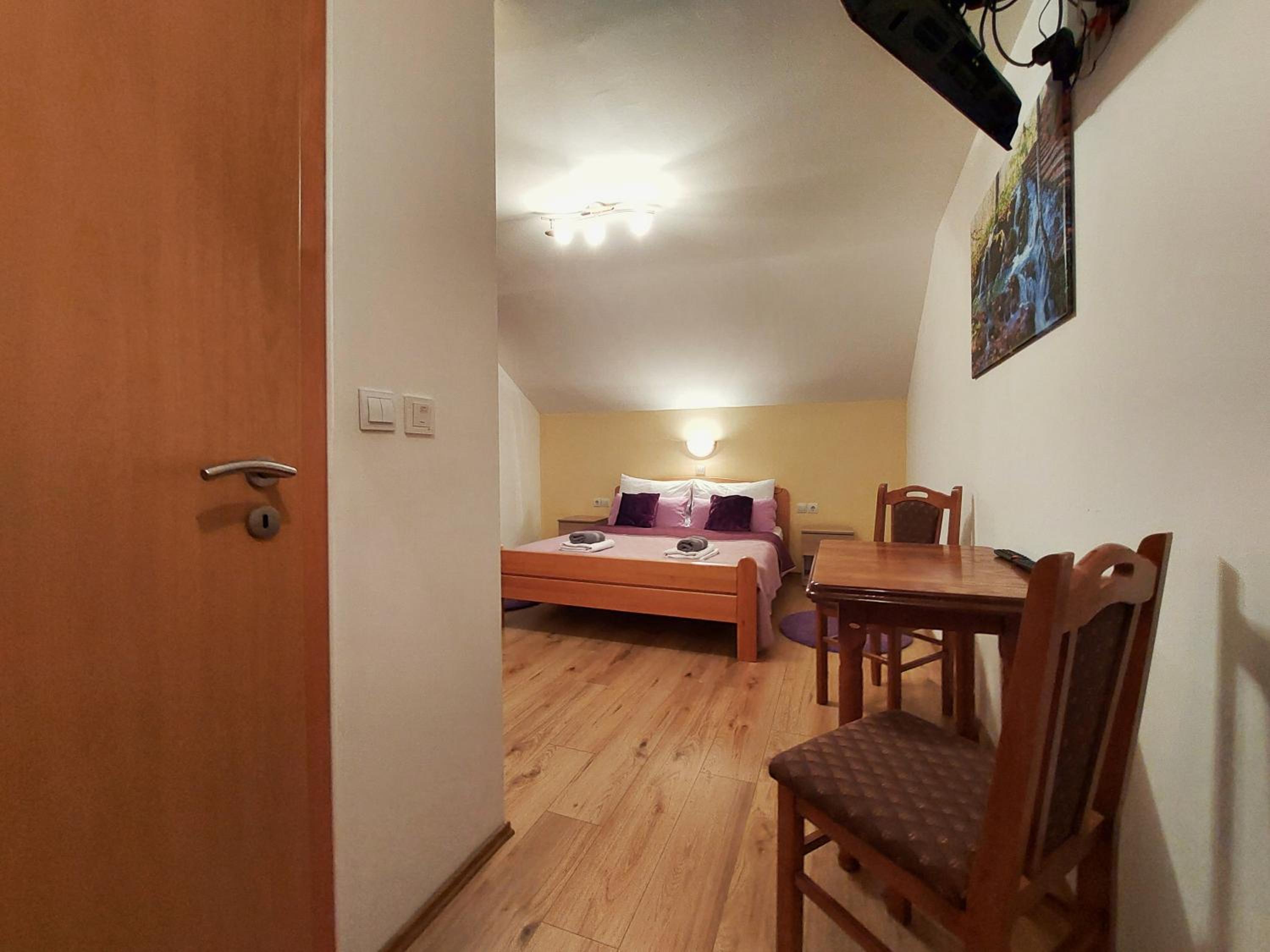 Double Room - Photo 2