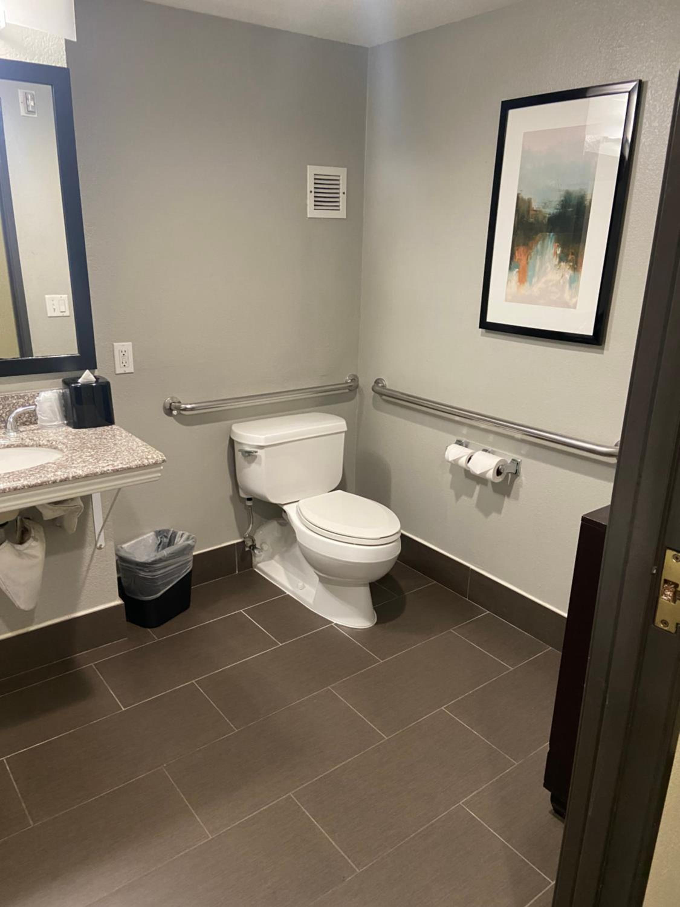 Double Room - Disability Access - Accessible Tub - Photo 2