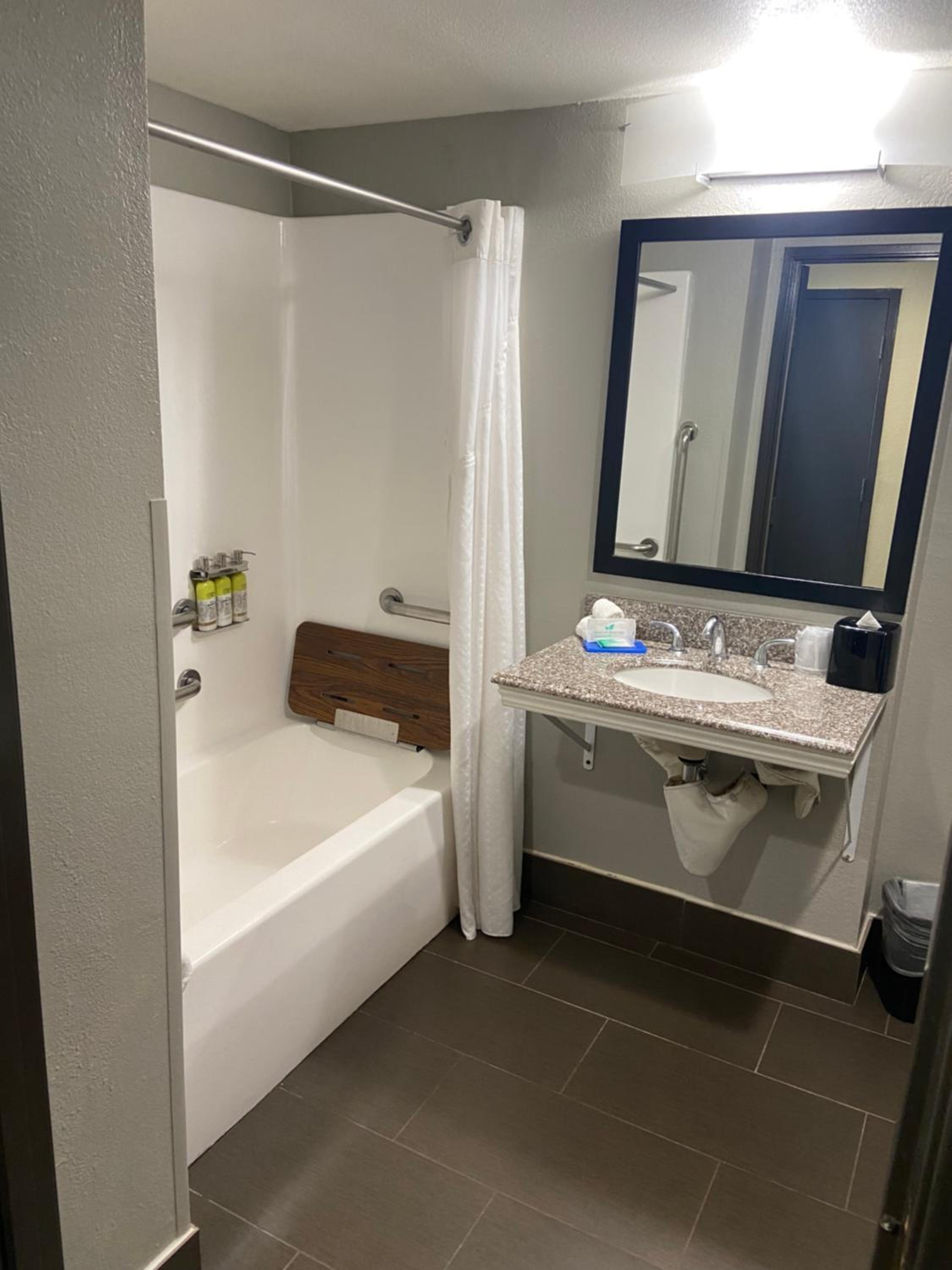 Double Room - Disability Access - Accessible Tub - Photo 3