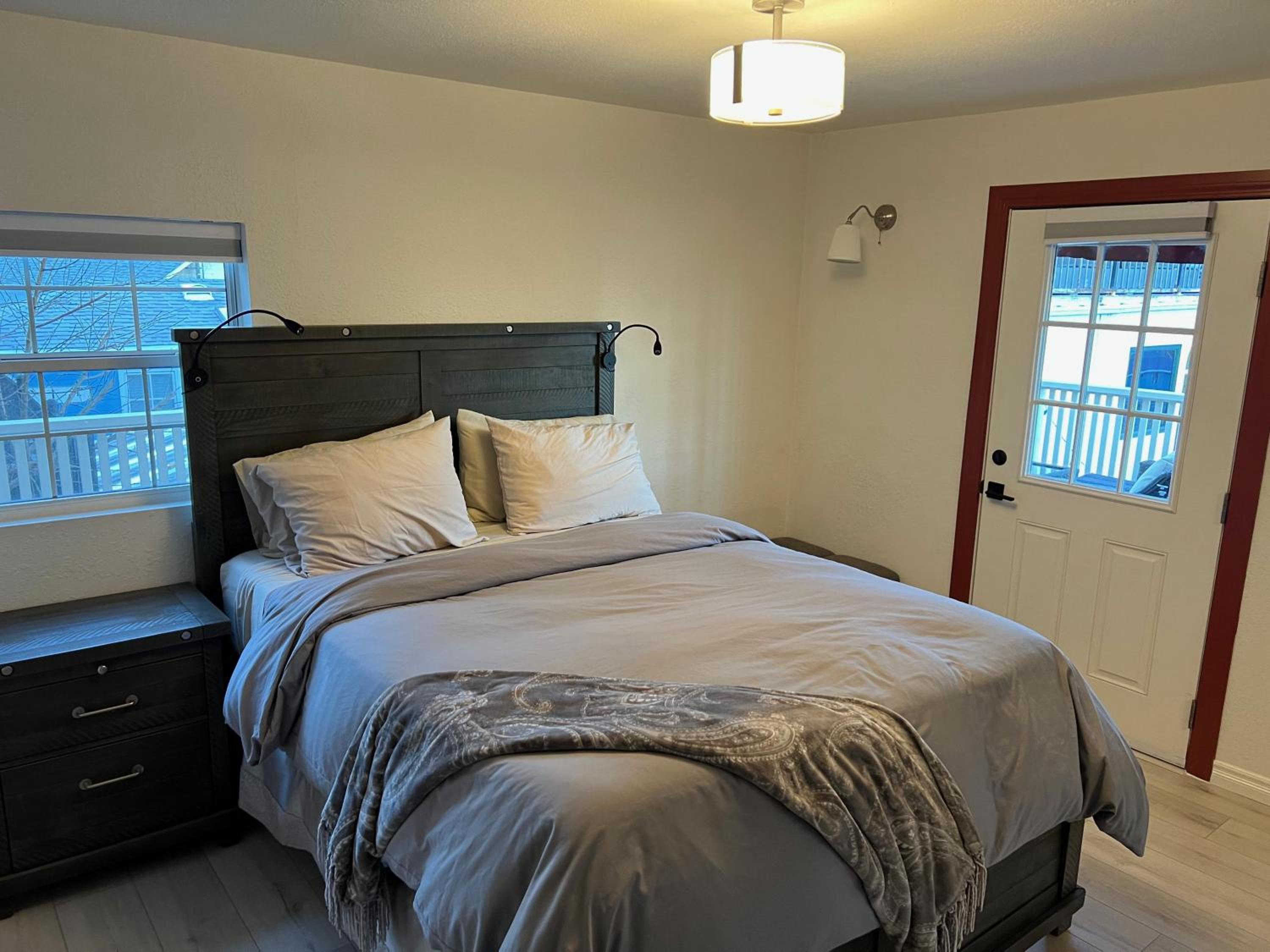 Two-Bedroom House - Photo 18