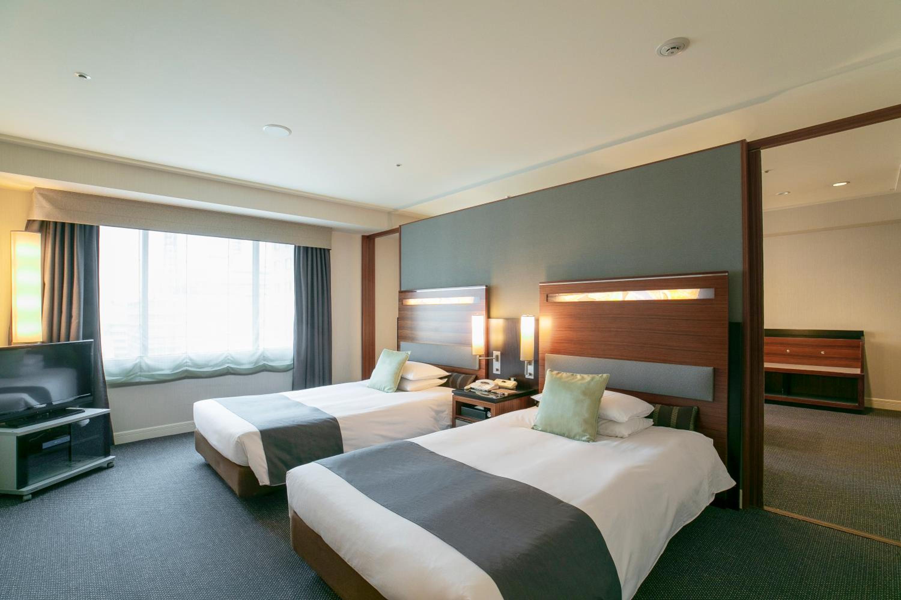 Corner Suite Twin Room - Non-Smoking