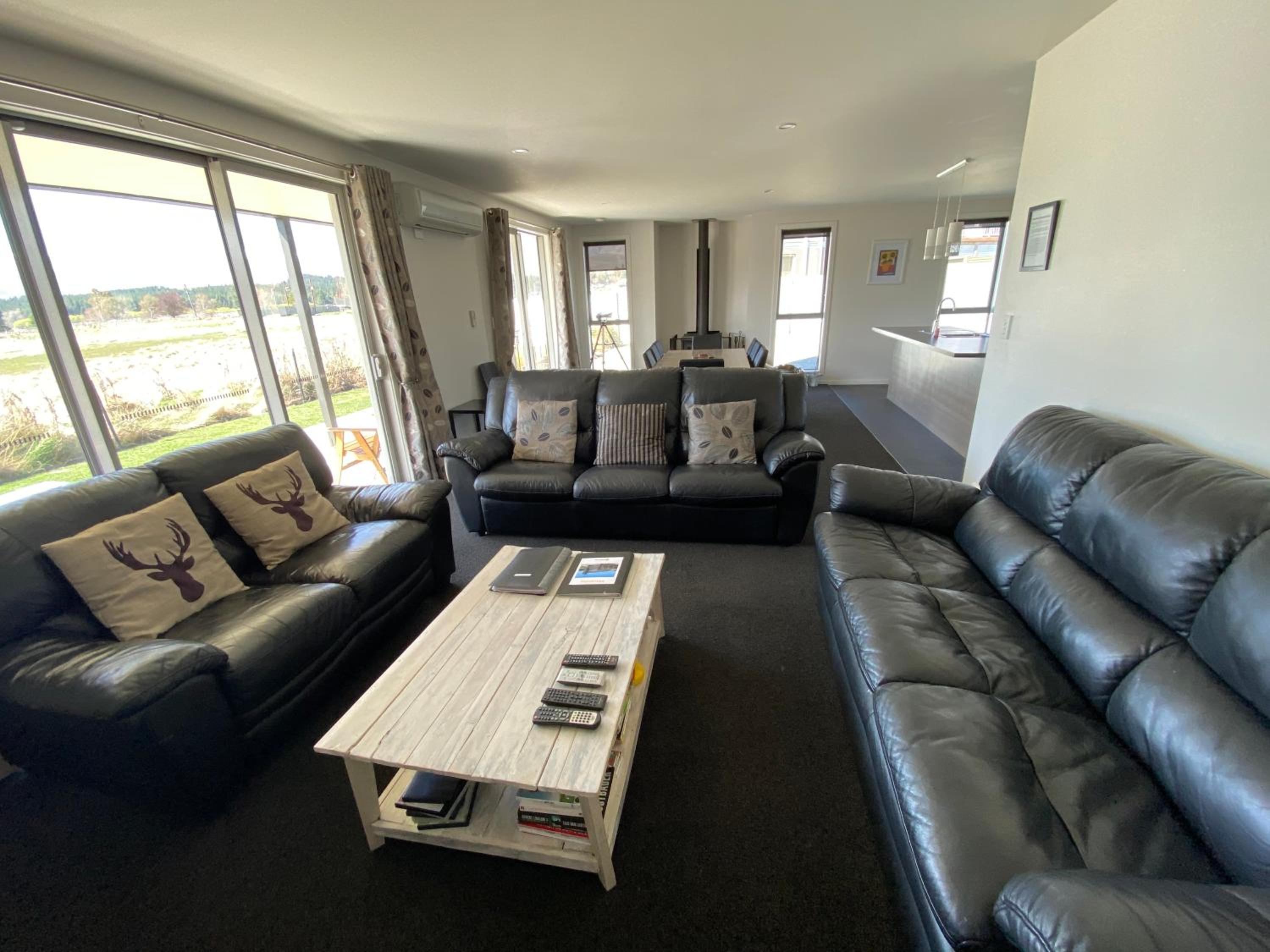 Five-Bedroom House photo 3