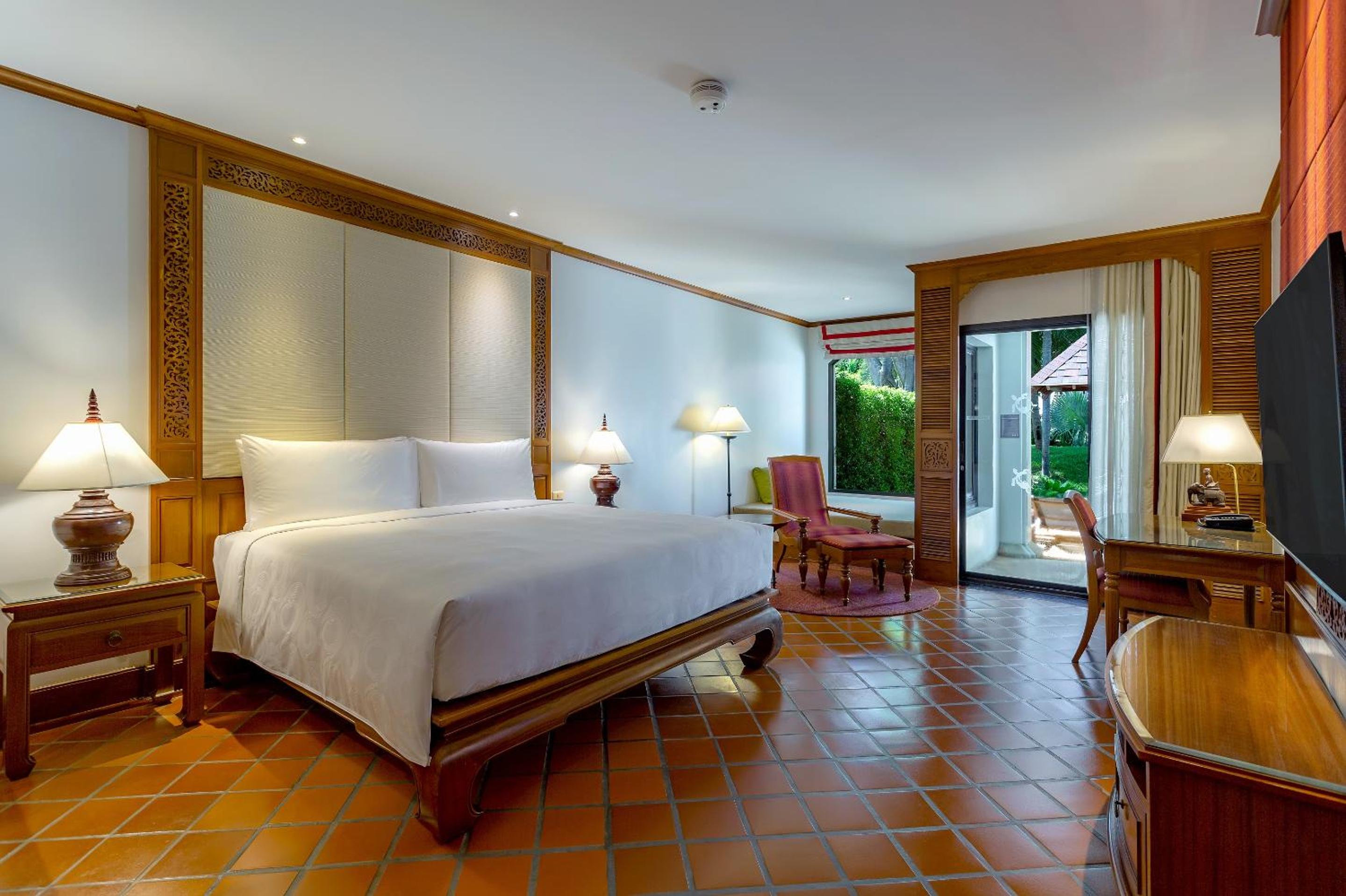 King Room with Pool View - Grande Premium Pool Access