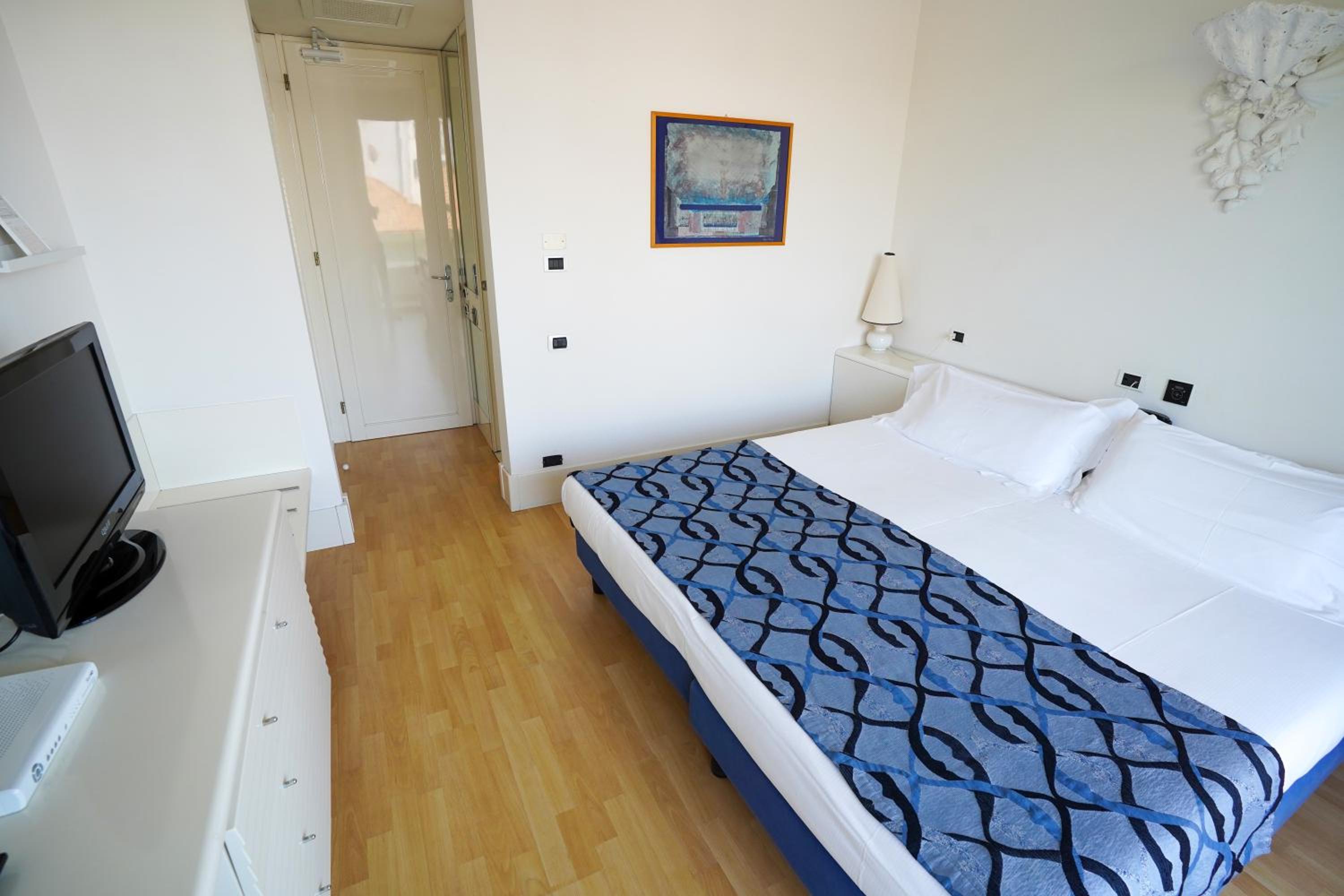 Classic Double Room - Photo 7