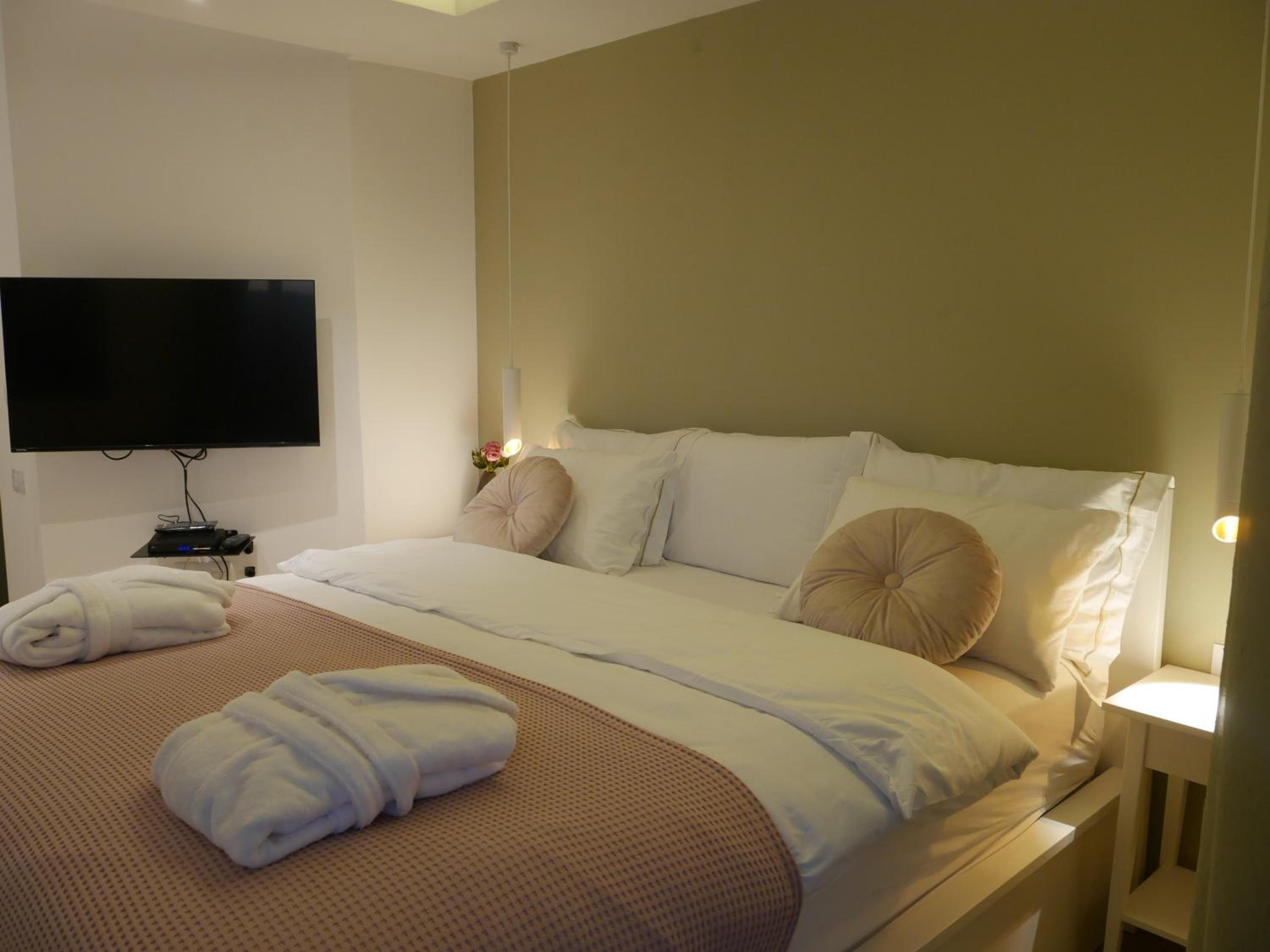 Deluxe Double Room with Balcony - Photo 12