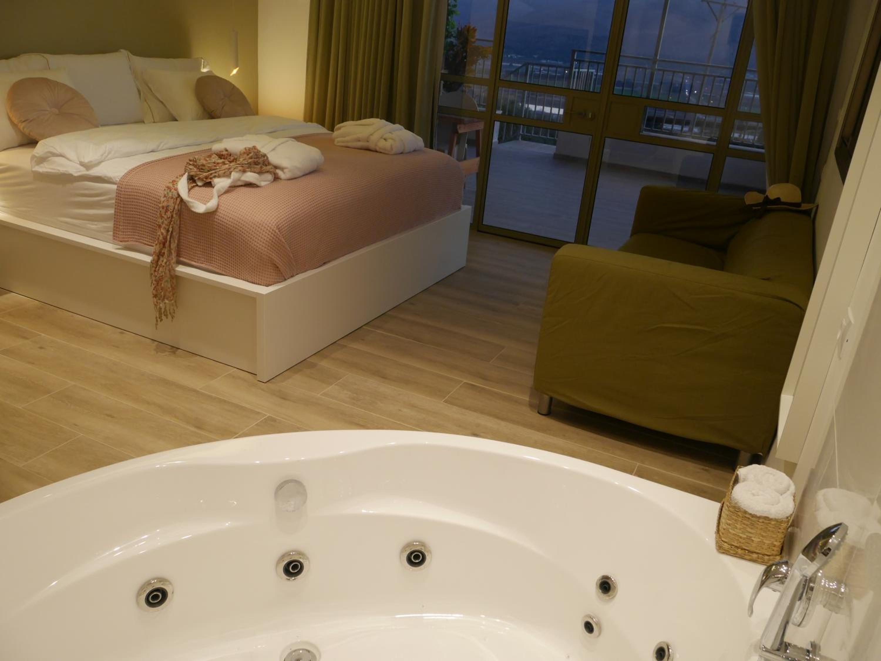 Deluxe Double Room with Balcony - Photo 13