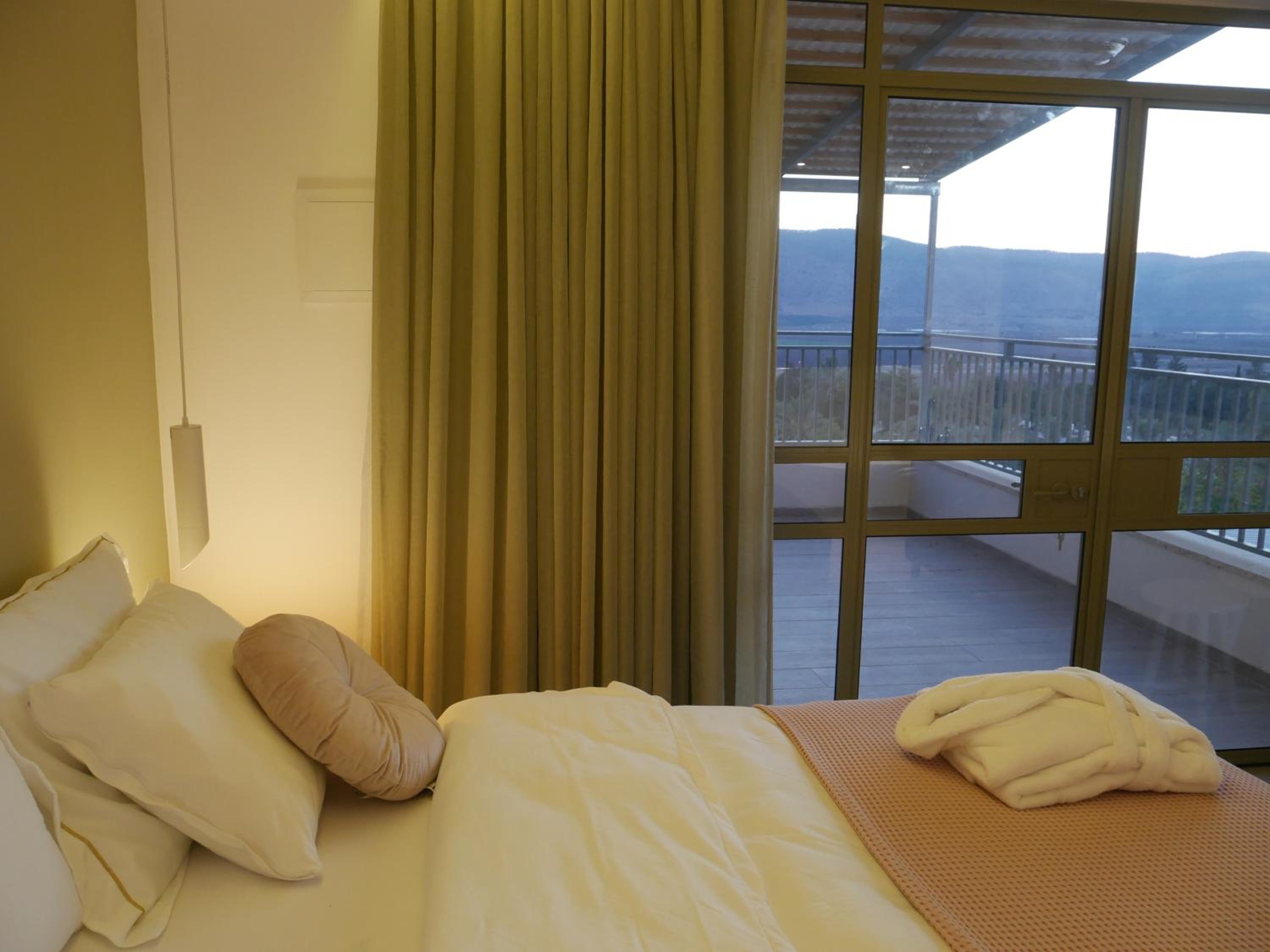 Deluxe Double Room with Balcony - Photo 3