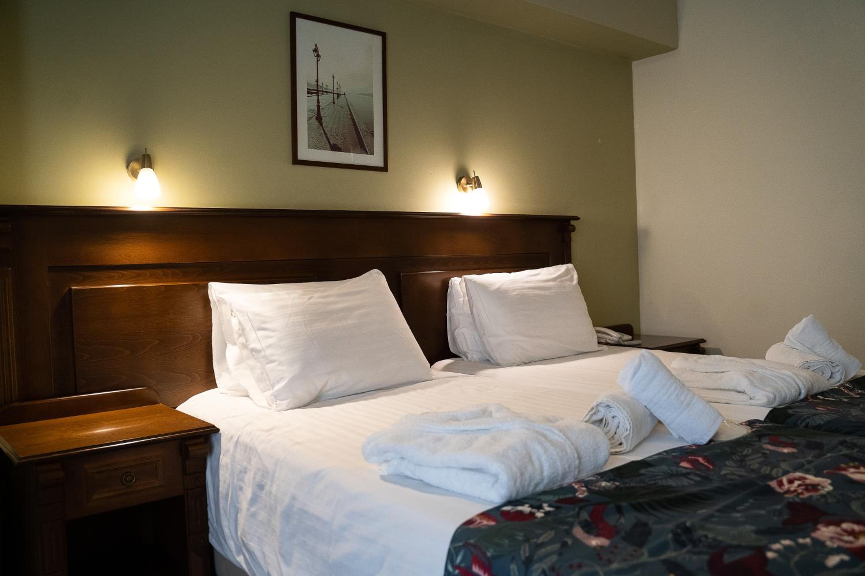 Double or Twin Room - Photo 3