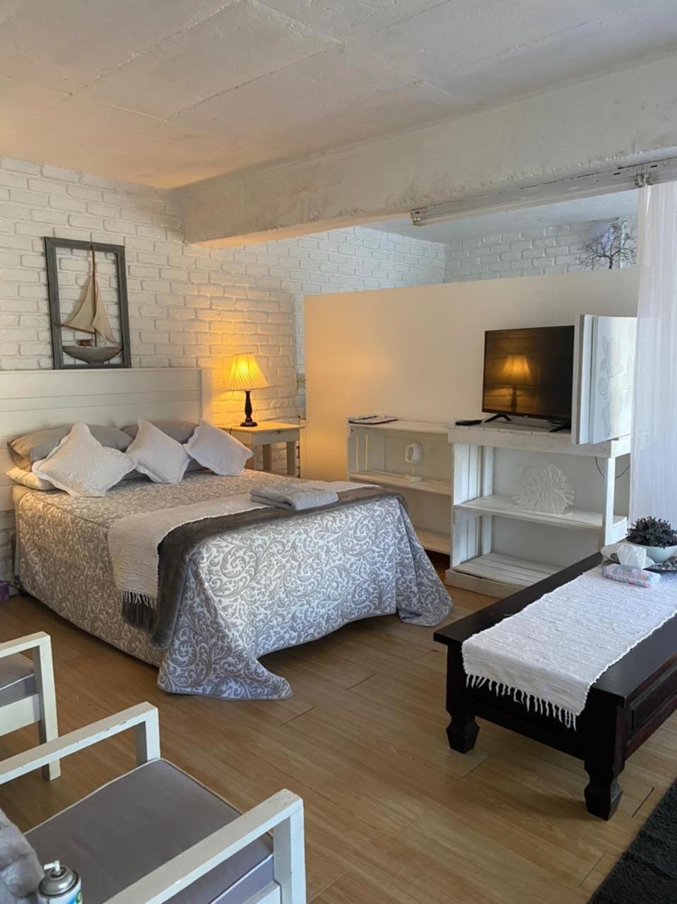 Deluxe Double Room with Extra Bed - Photo 8