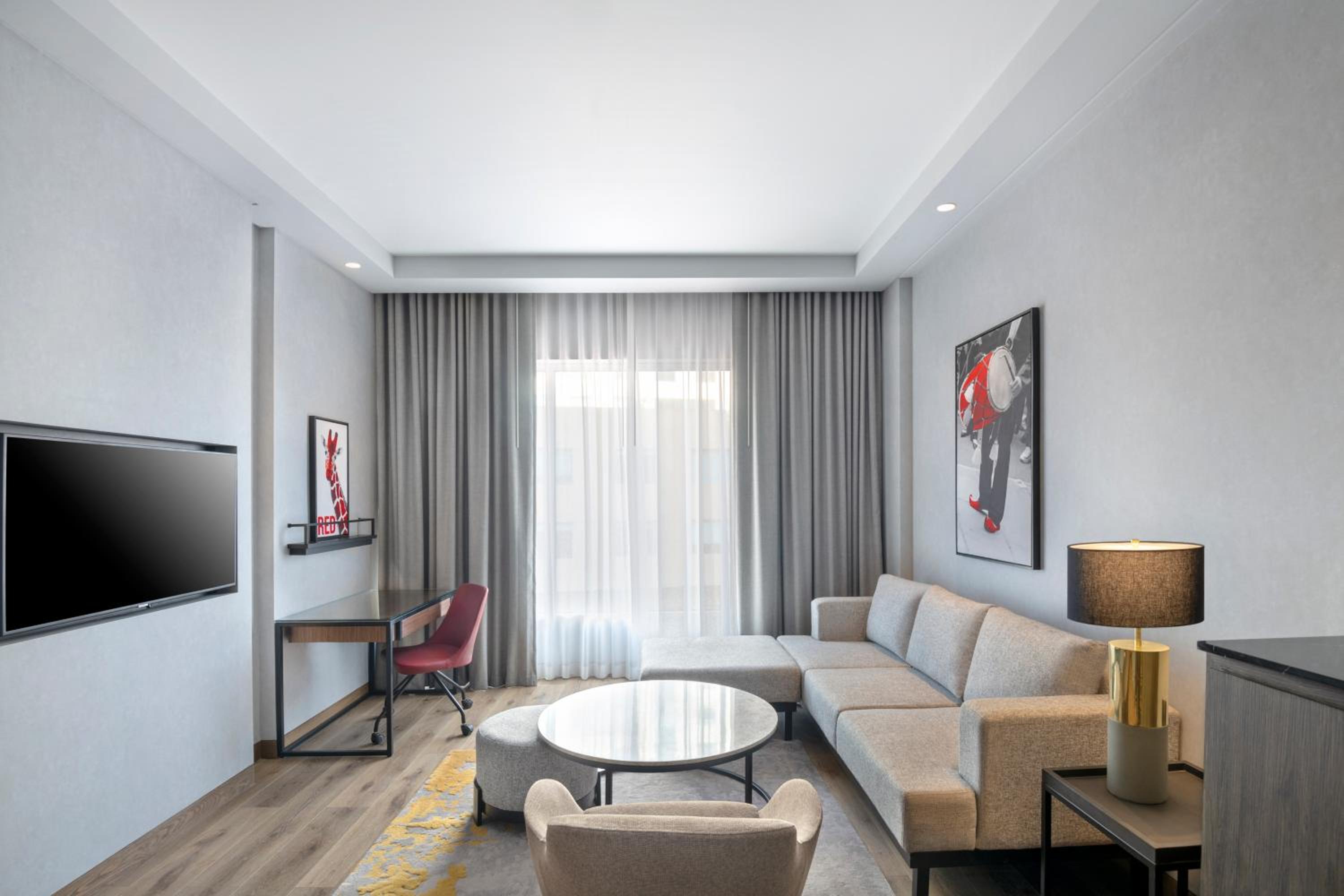 Executive Suite with King Bed and living room, Bath tub with Jacuzzi & Bottle of Wine, 15% discount on Food & Soft beverage and Laundry. - Photo 9
