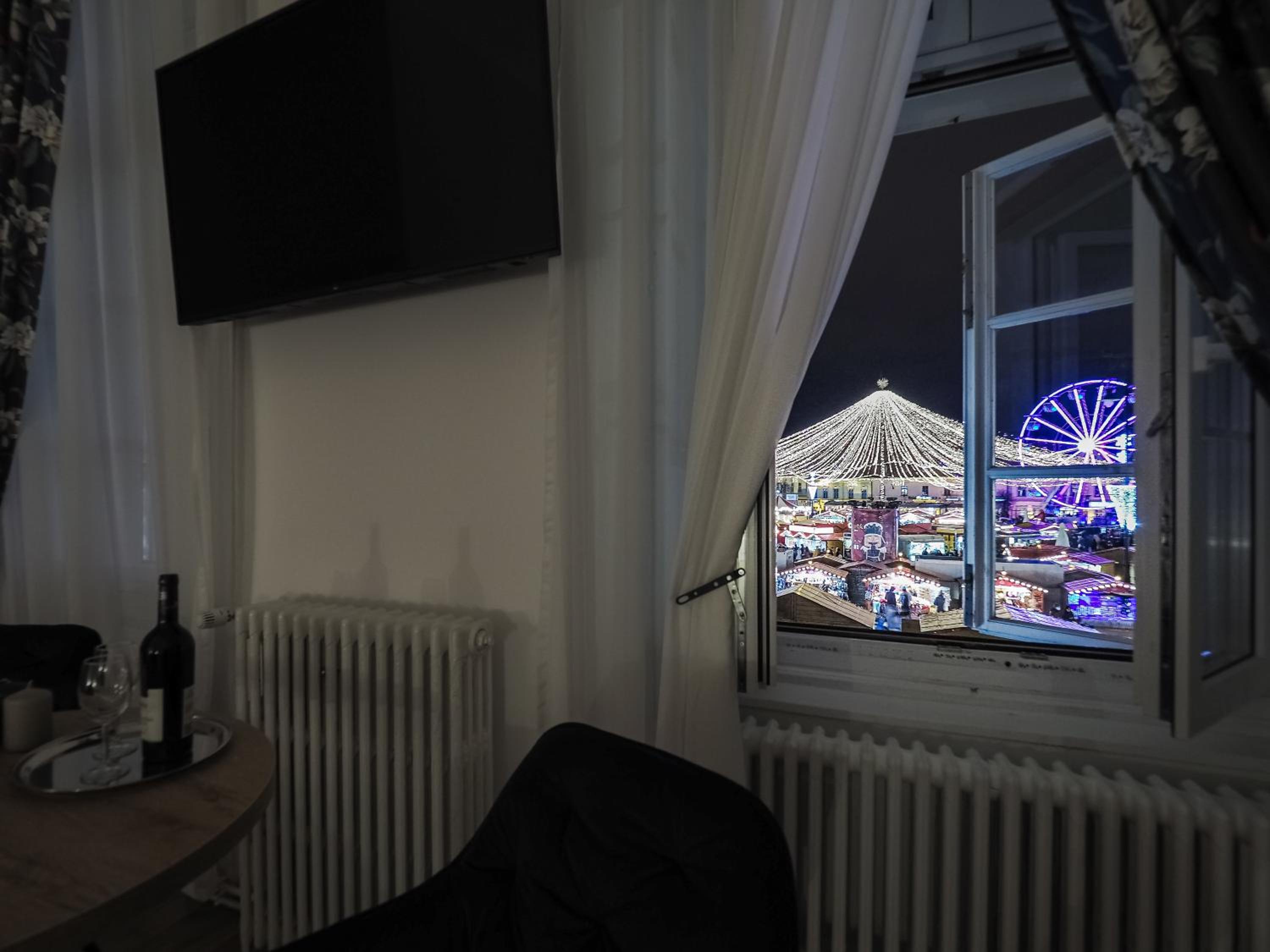 Deluxe Queen Room with view at Big Square - Photo 6