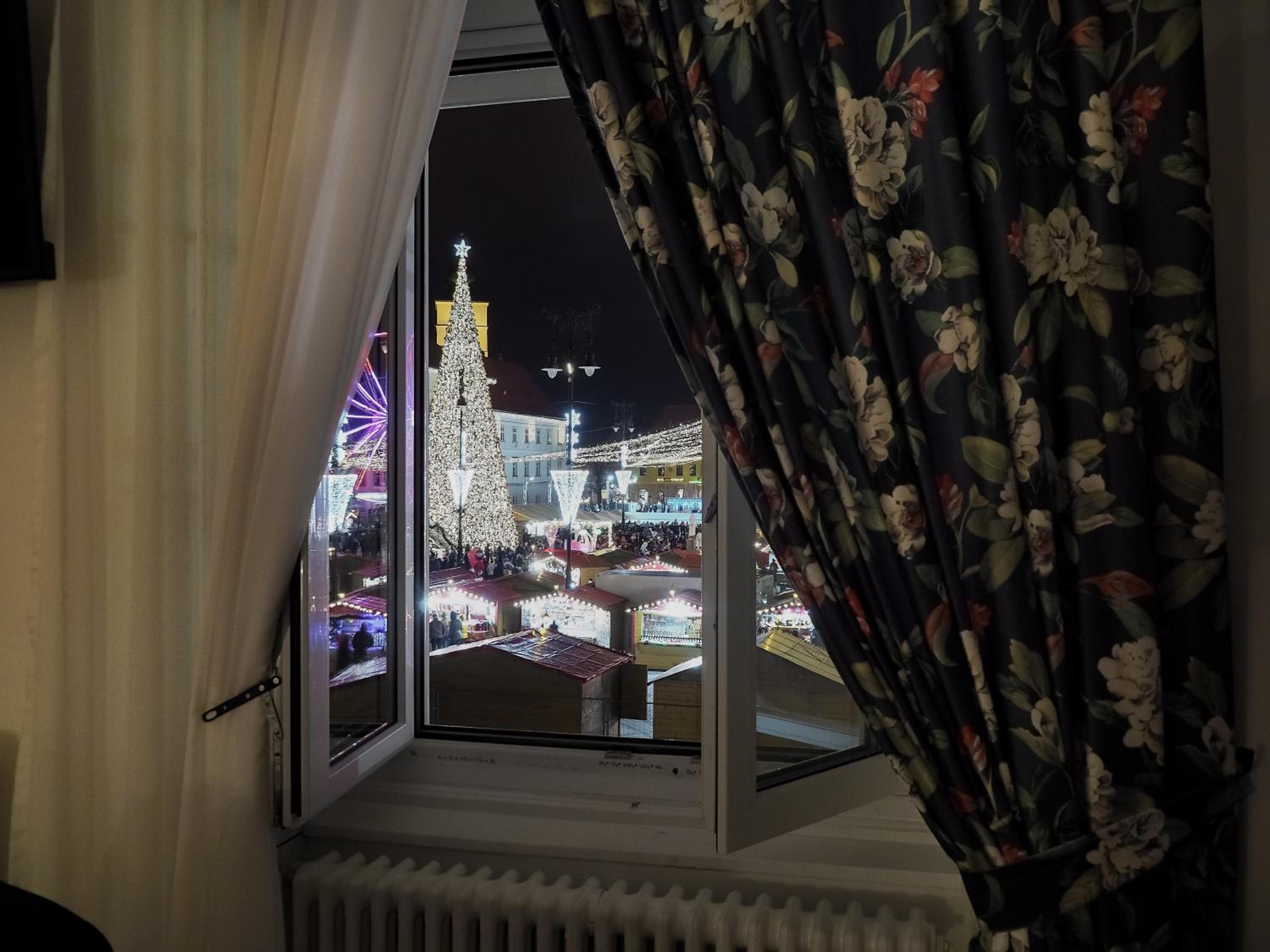 Deluxe Queen Room with view at Big Square - Photo 15