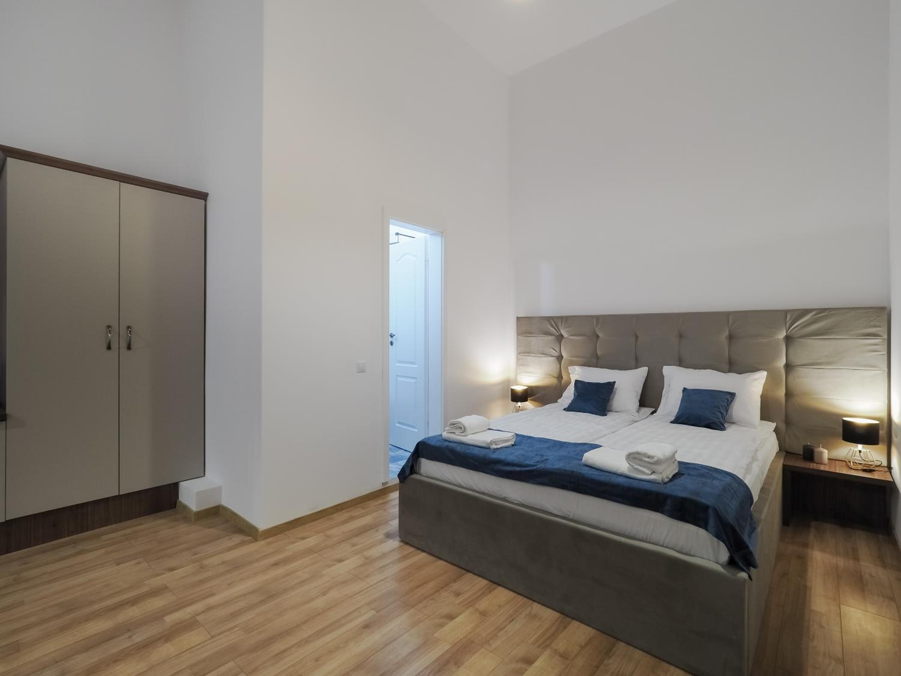 Deluxe Double Room with view to Courtyard - Photo 6