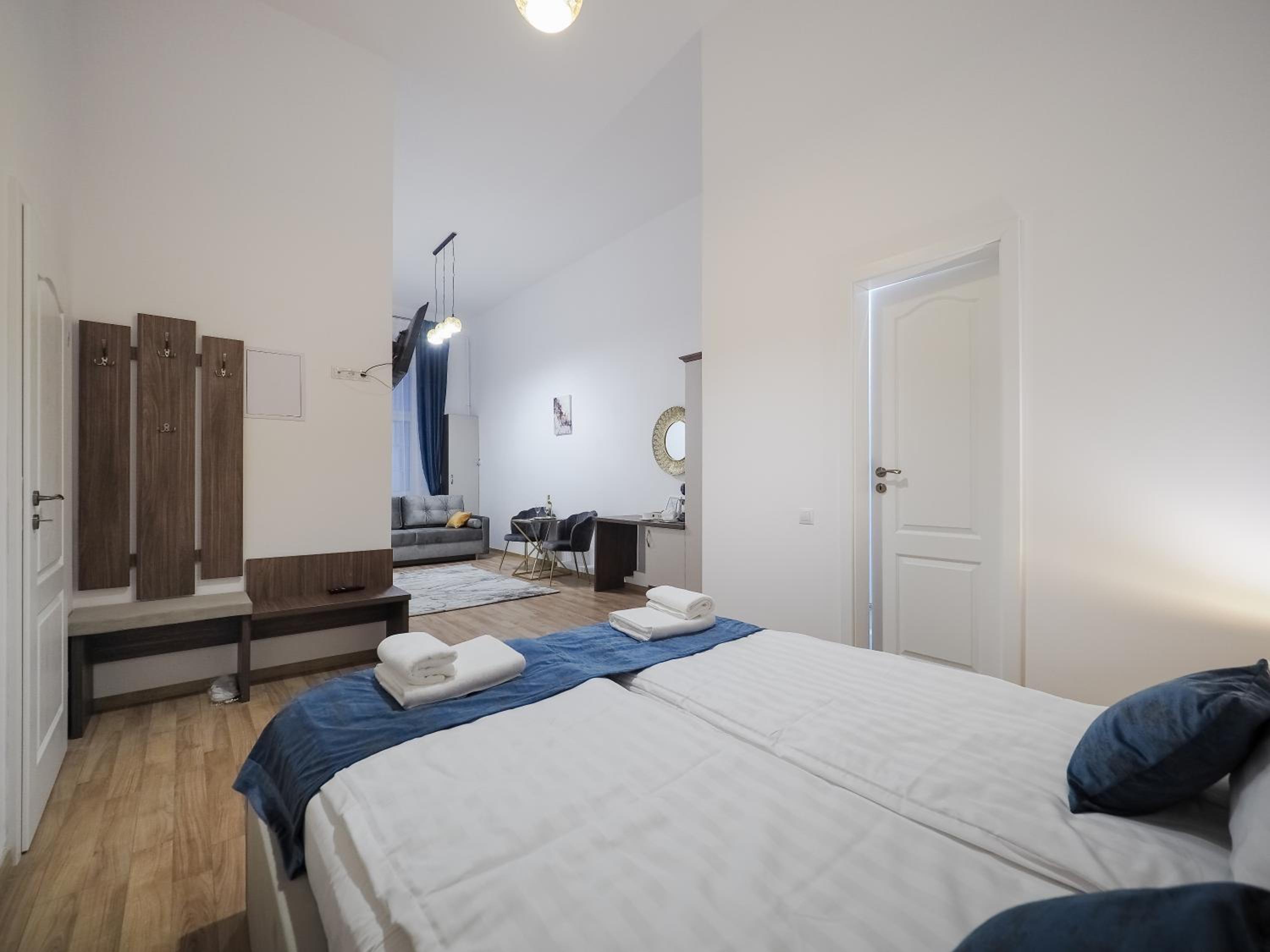 Deluxe Double Room with view to Courtyard - Photo 10