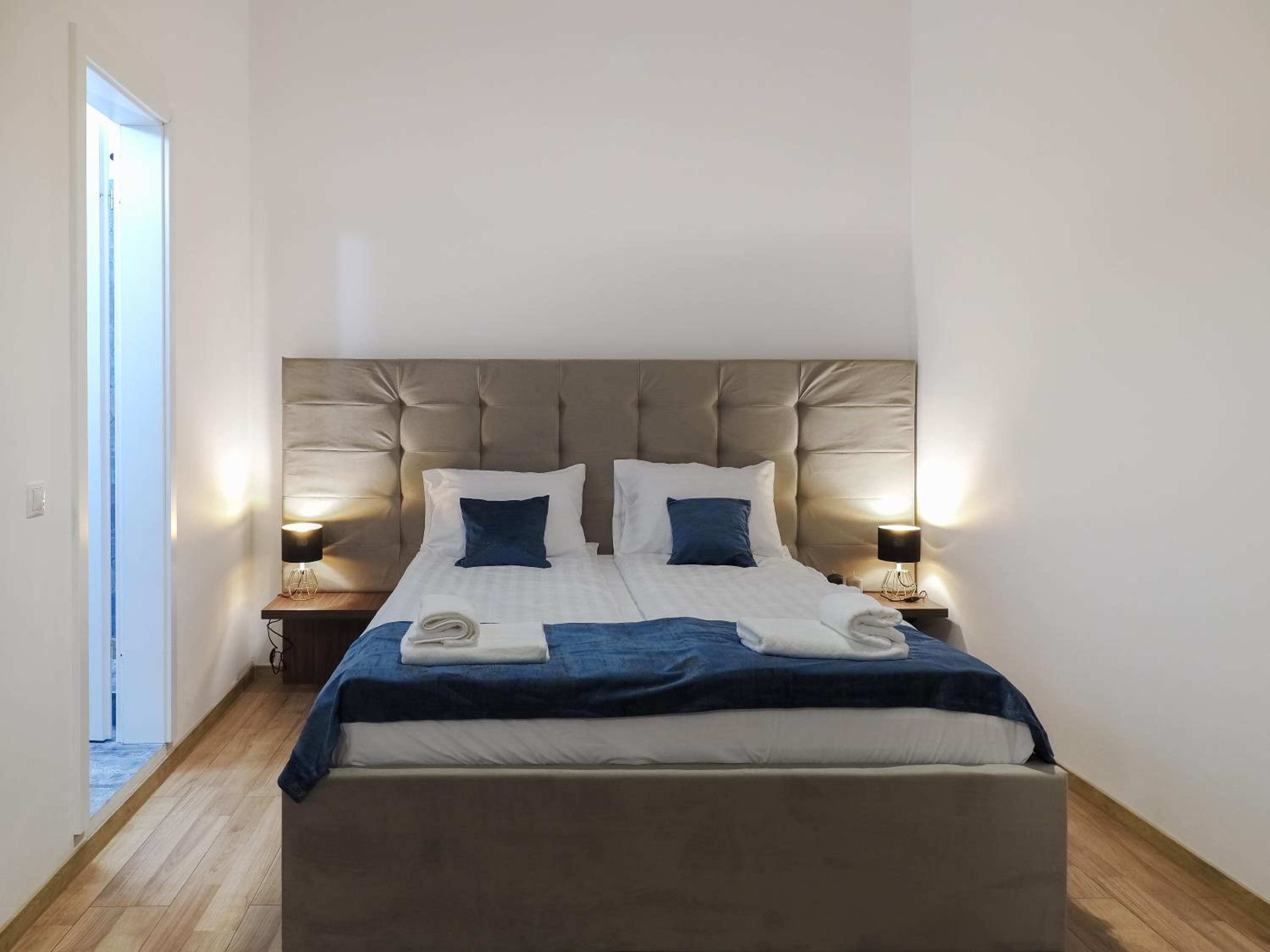 Deluxe Double Room with view to Courtyard - Photo 12