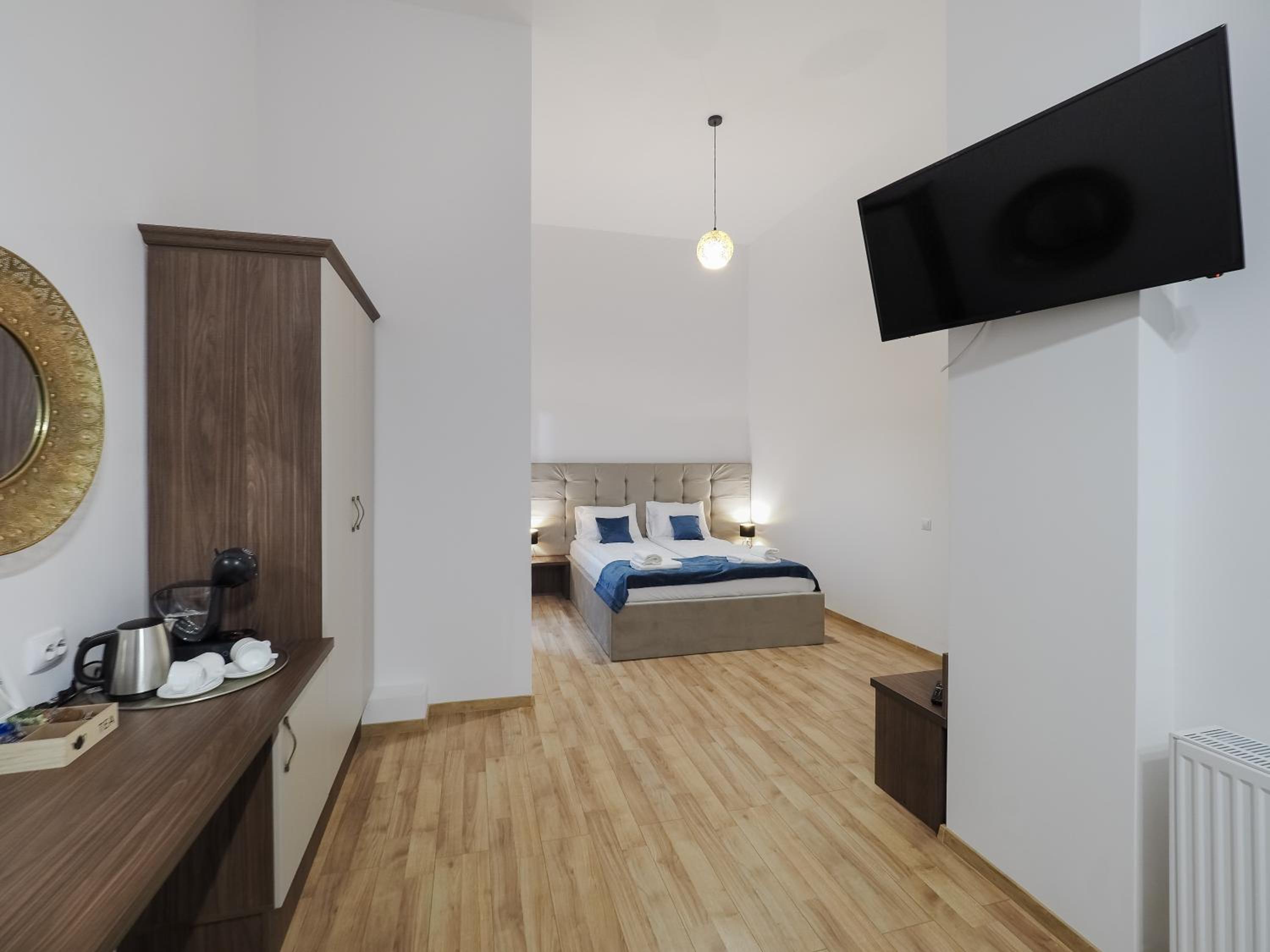 Deluxe Double Room with view to Courtyard - Photo 7
