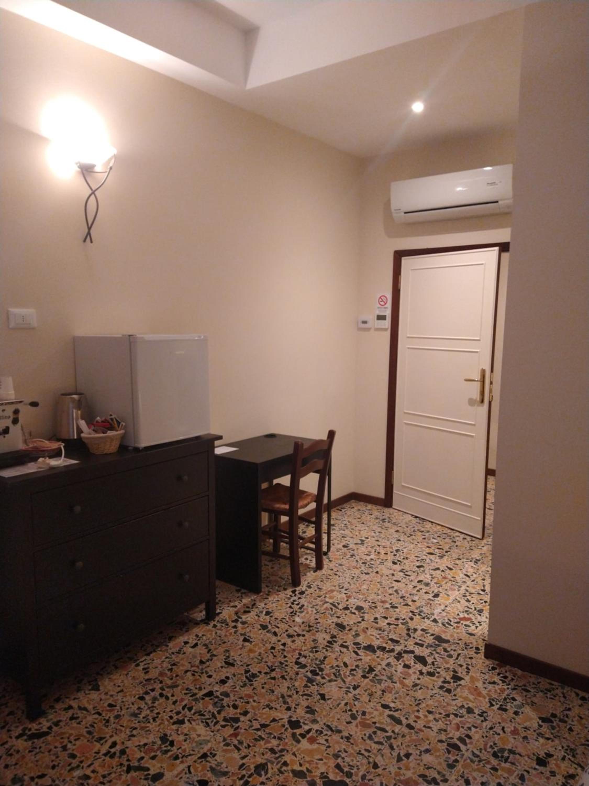 Single Room with Bathroom photo 2