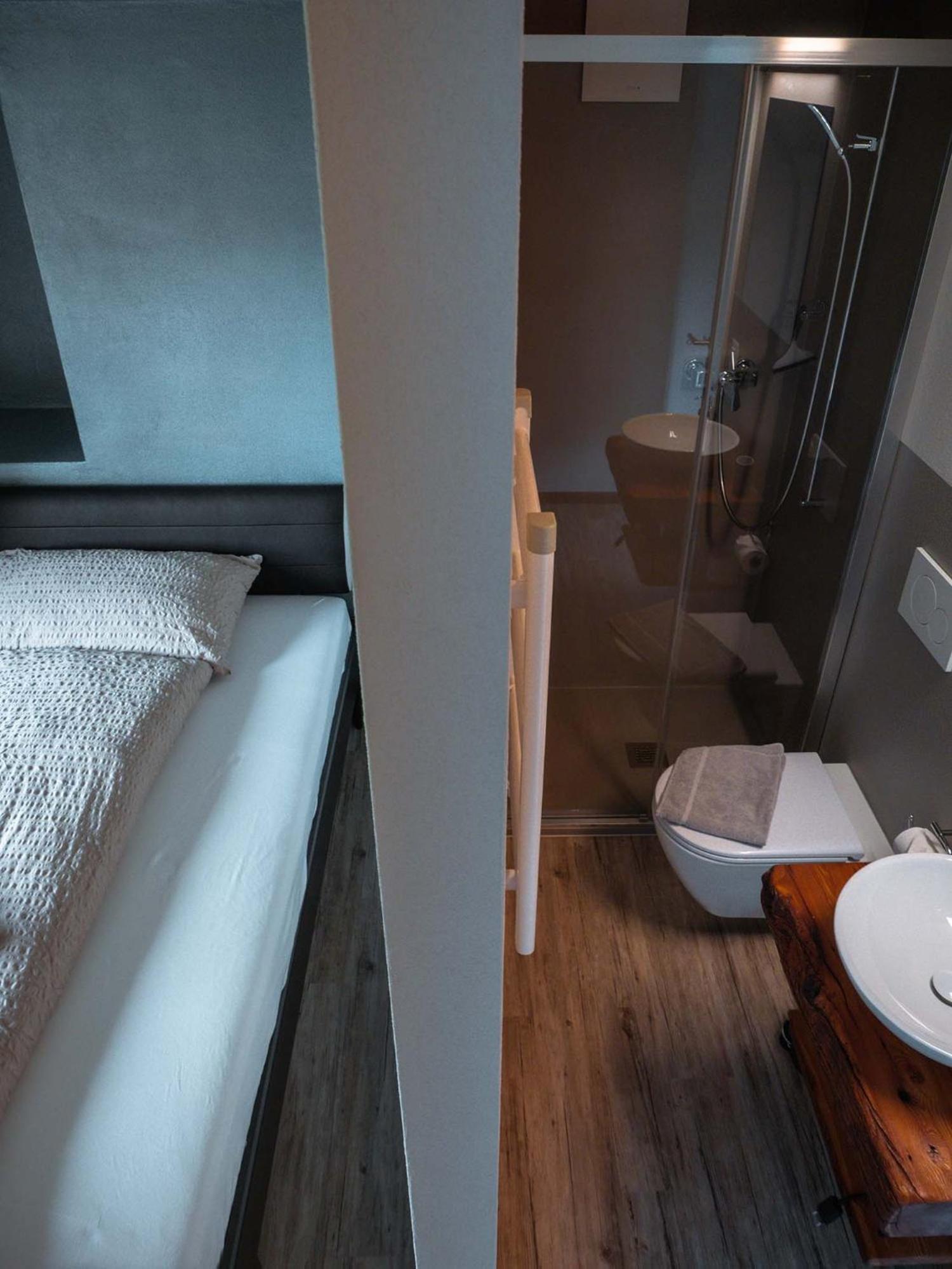 Single Room with Private Bathroom photo 3