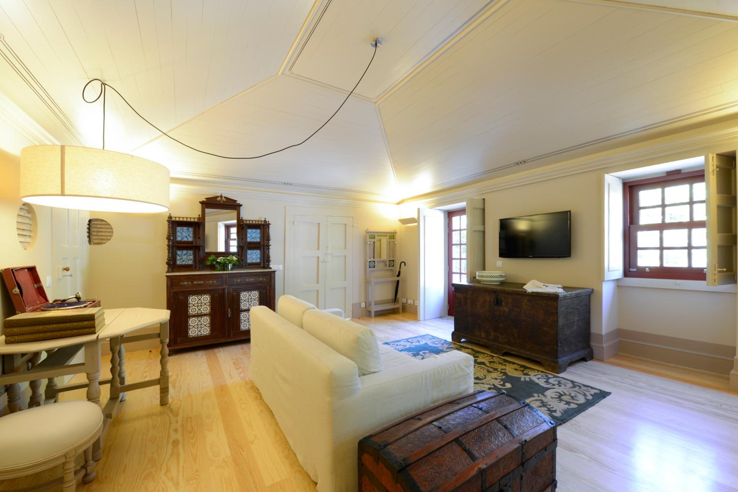 Suite - Photo 1