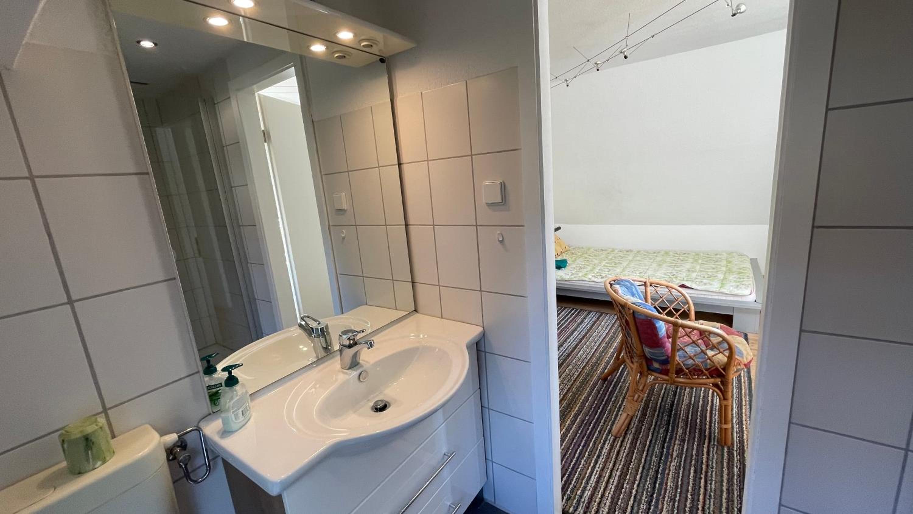 Budget Double Room - Photo 19