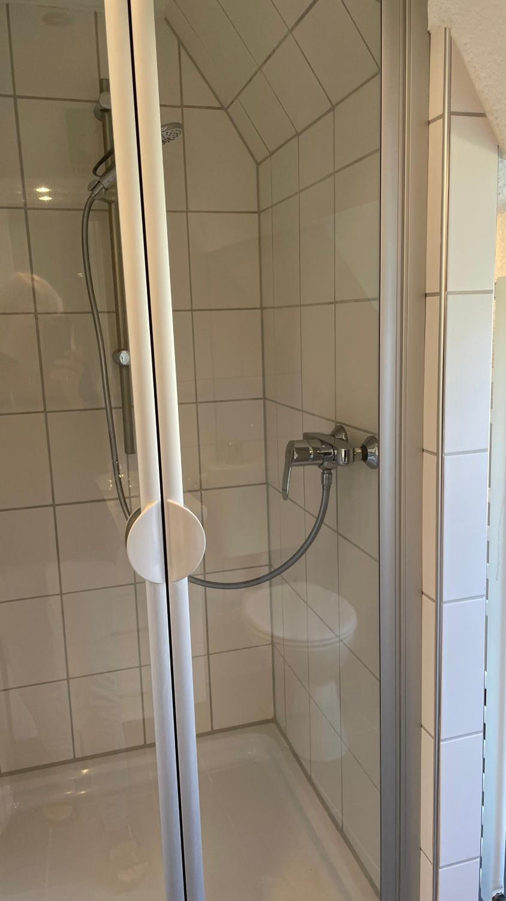 Budget Double Room - Photo 10