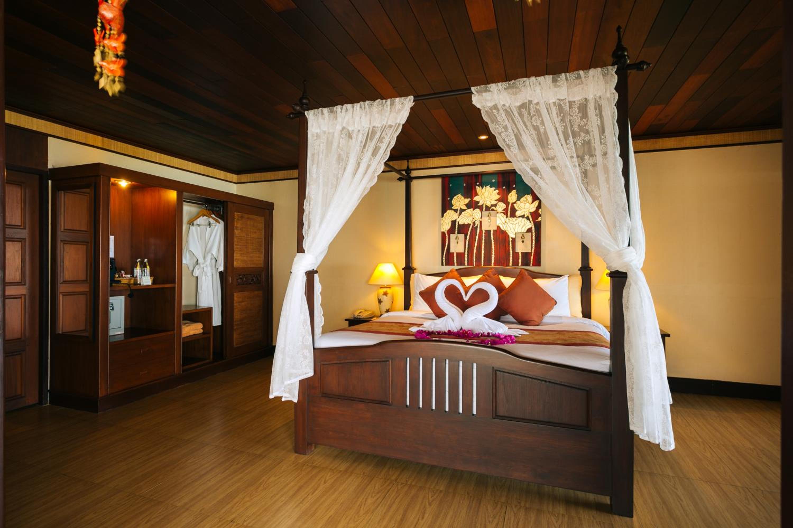 Honeymoon Suite - Photo 9