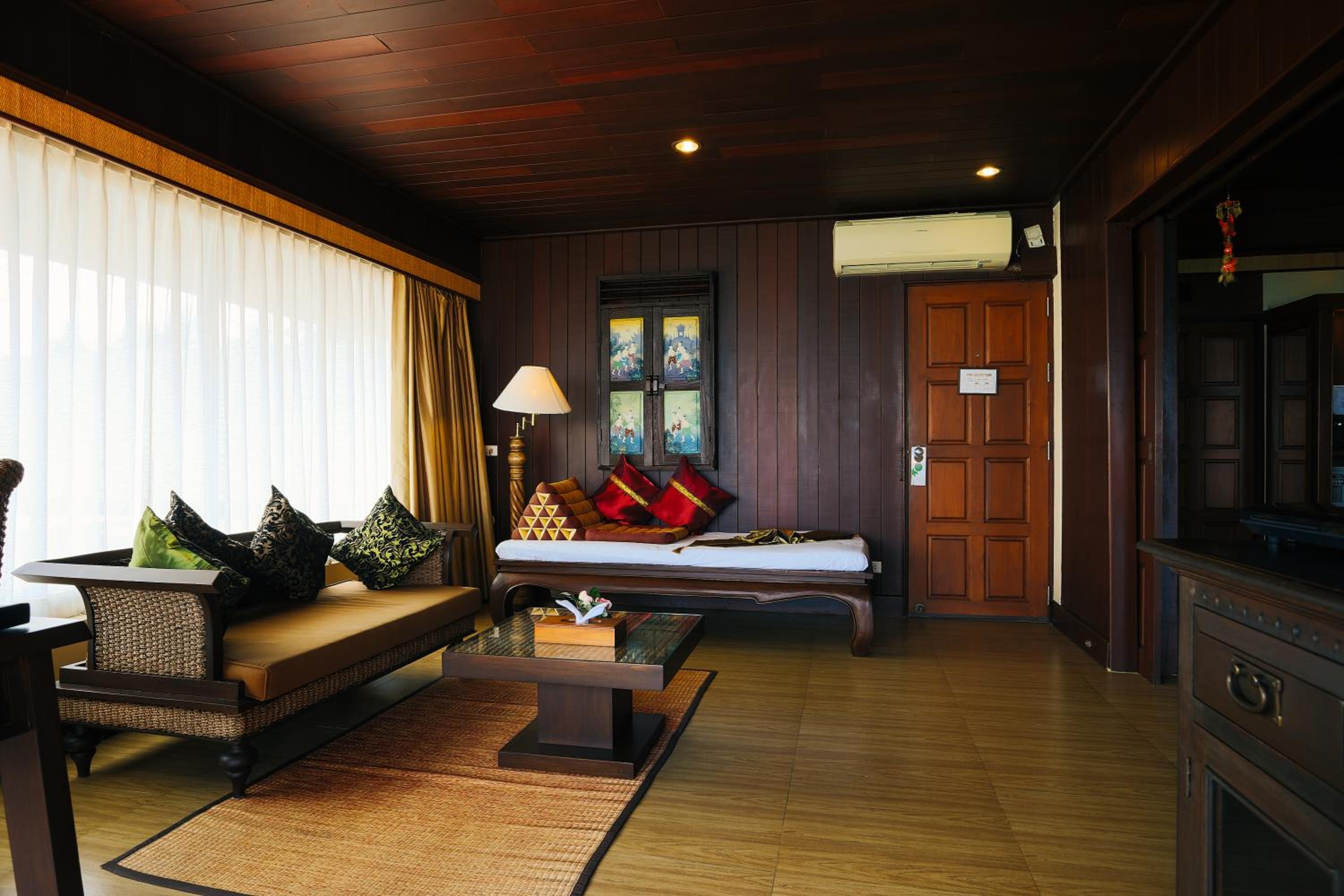 Honeymoon Suite - Photo 11