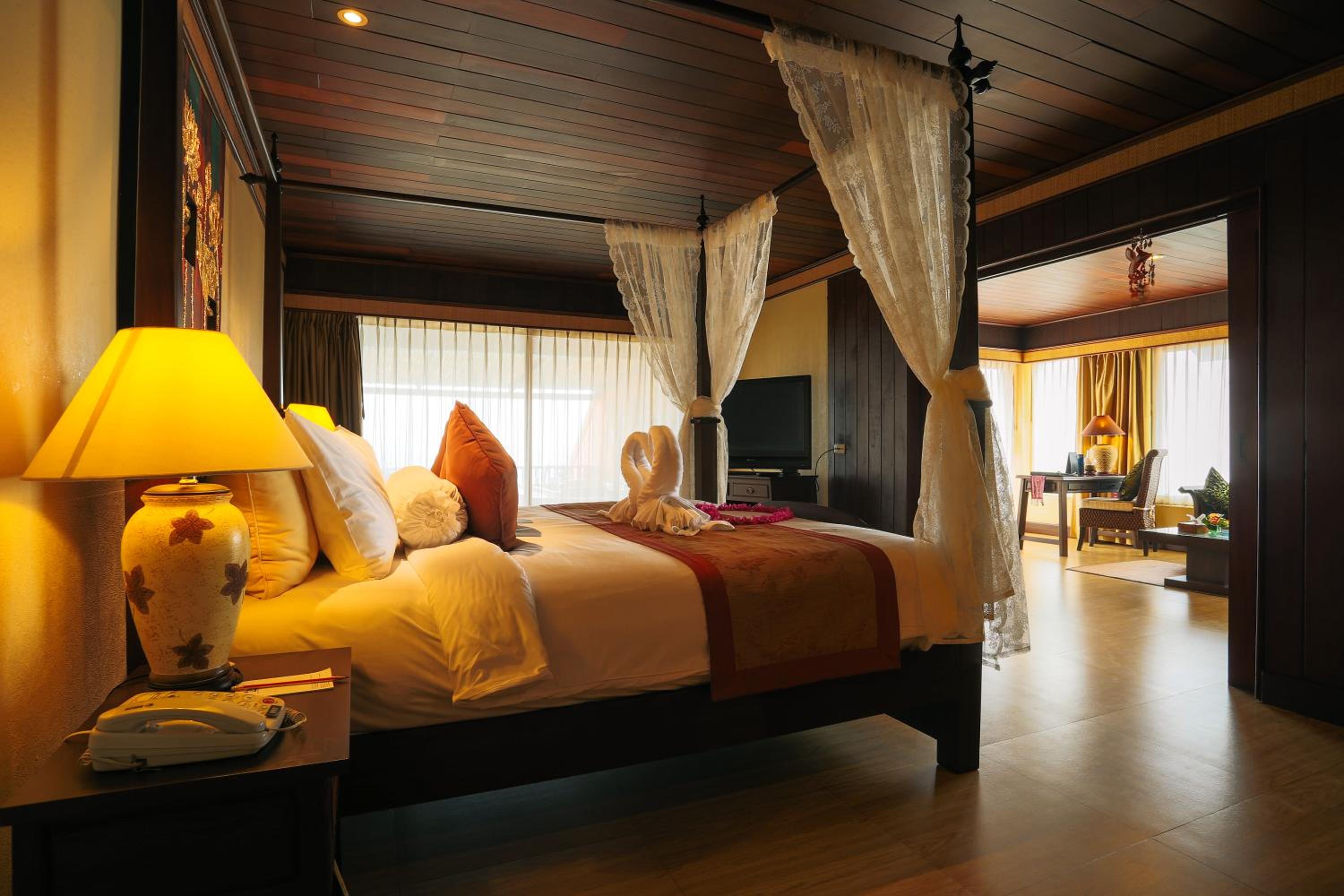 Honeymoon Suite - Photo 8