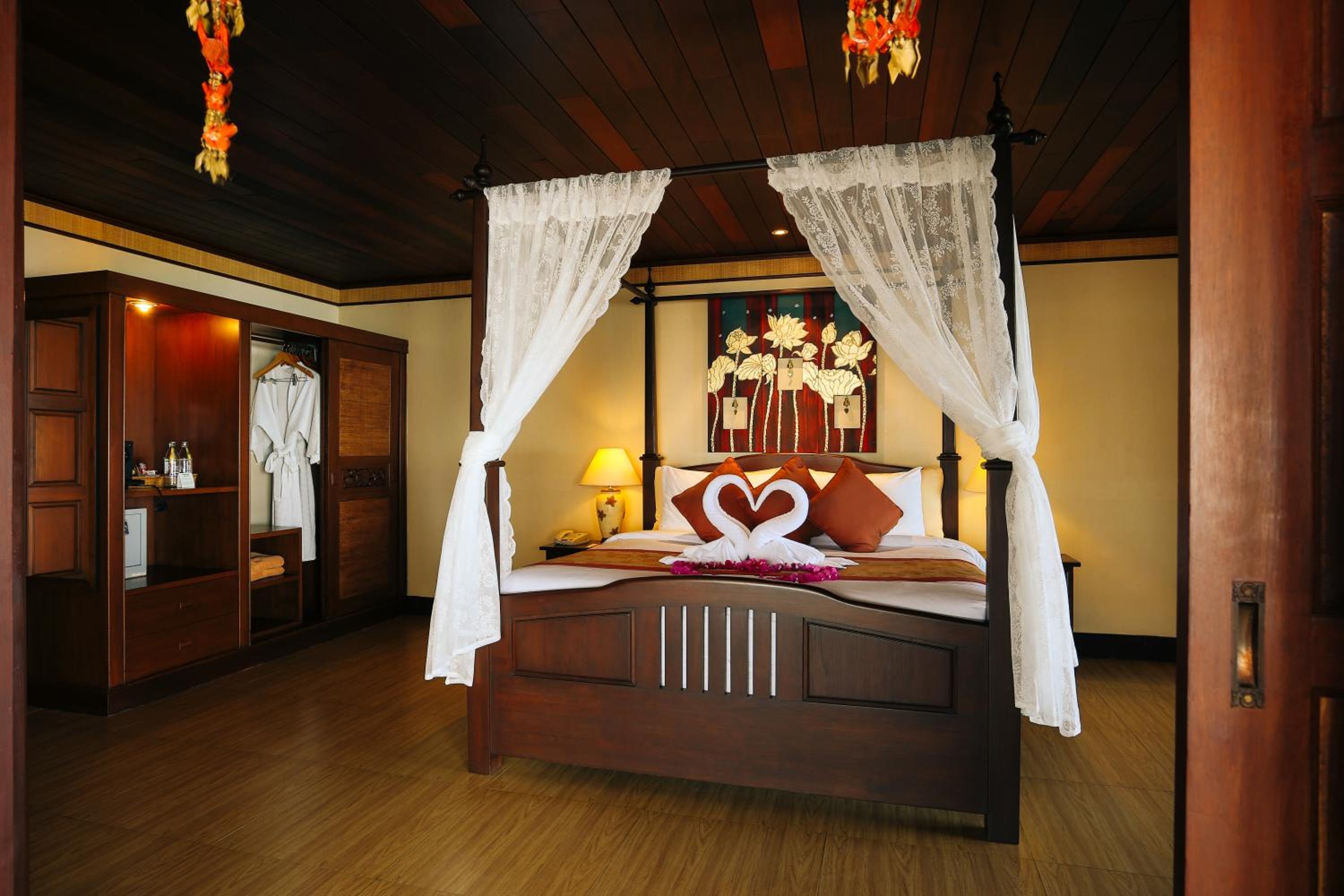 Honeymoon Suite - Photo 4