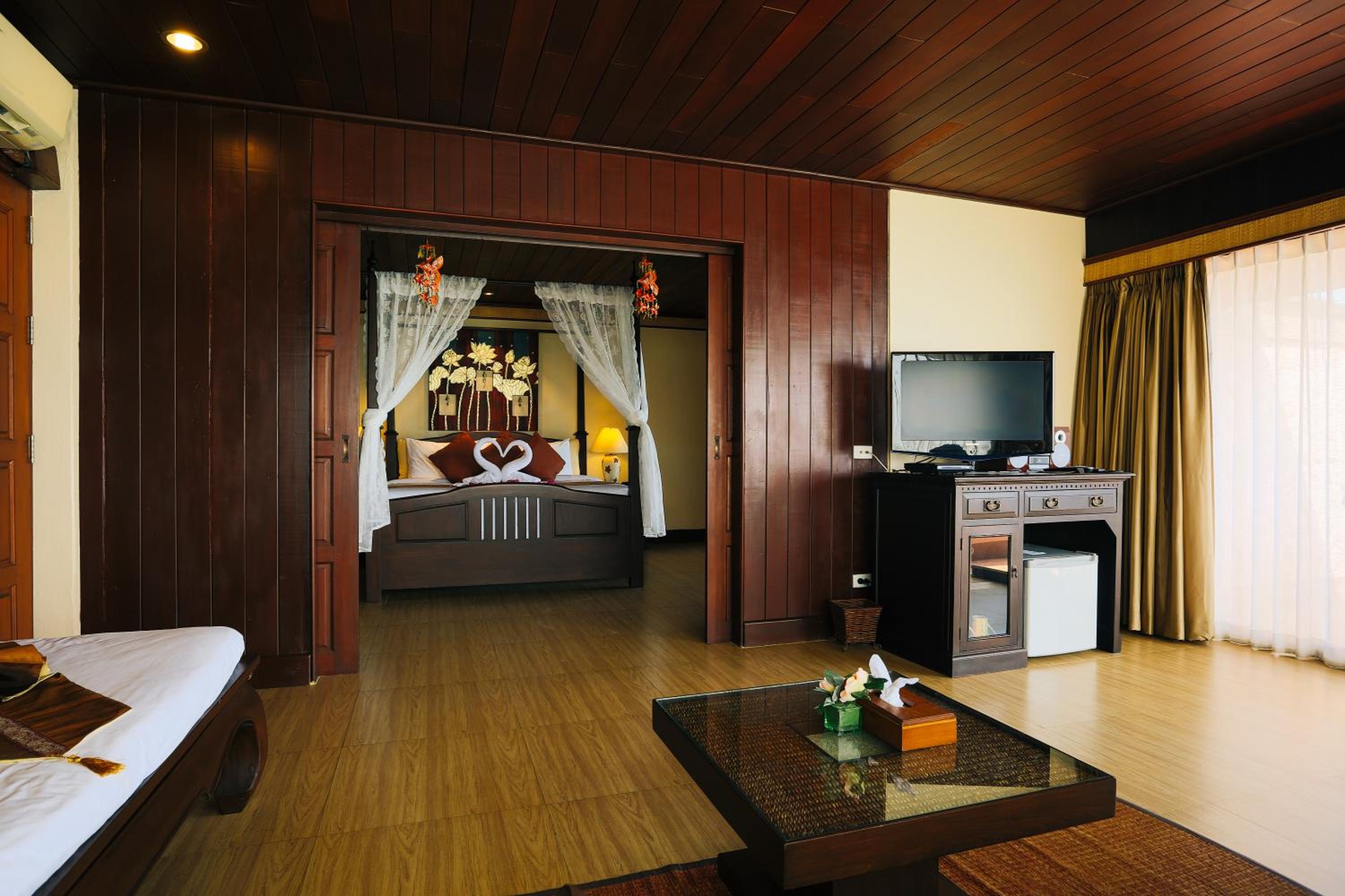 Honeymoon Suite - Photo 10